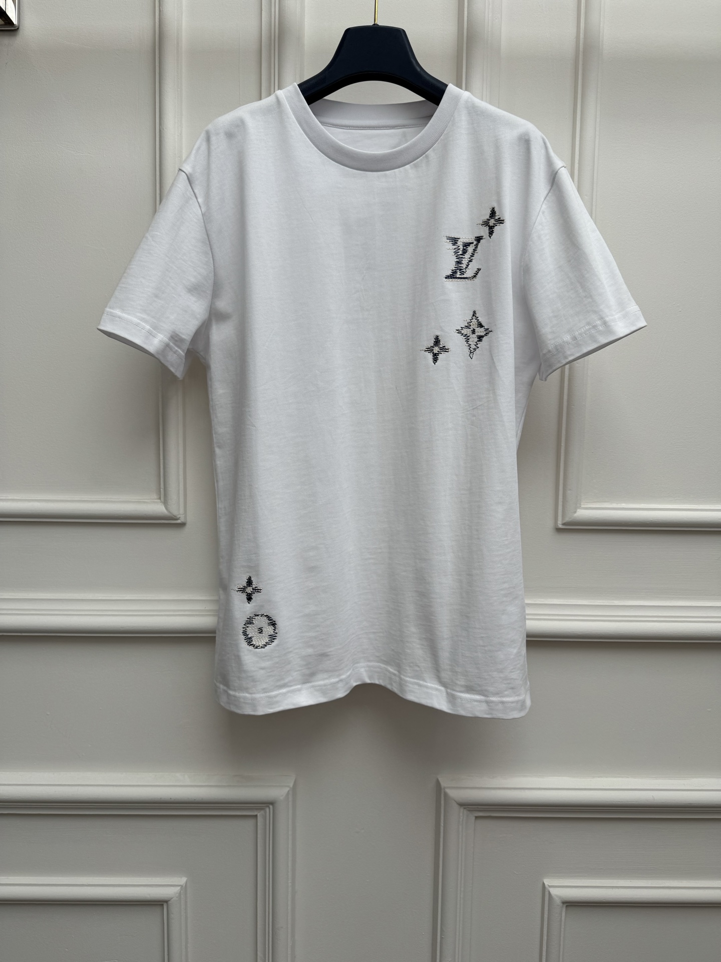 NO:833560,New spring and summer styles are available. L’s old flower embroidered T-shirt 2026 spring and summer series. Round neck and dropped shoulders design. Exquisite three-dimensional logo embroidery pattern. Full of high-end sense. Imported combed cotton fabric. Soft, comfortable and breathable. Loose fit. The upper body looks slim and elegant. Sizes SML, Louis Vuitton, tees, t-shirt,19860909春夏新款上新啦 L家老花刺绣T恤 2026春夏系列 圆领落肩设计 精致立体的logo刺绣图案 满满的高级感 进口精梳棉面料 柔软舒适透气 宽松版型 上身显瘦又气质 尺码SML,,louis vuitton,tees，t-shirt,,Women's clothing