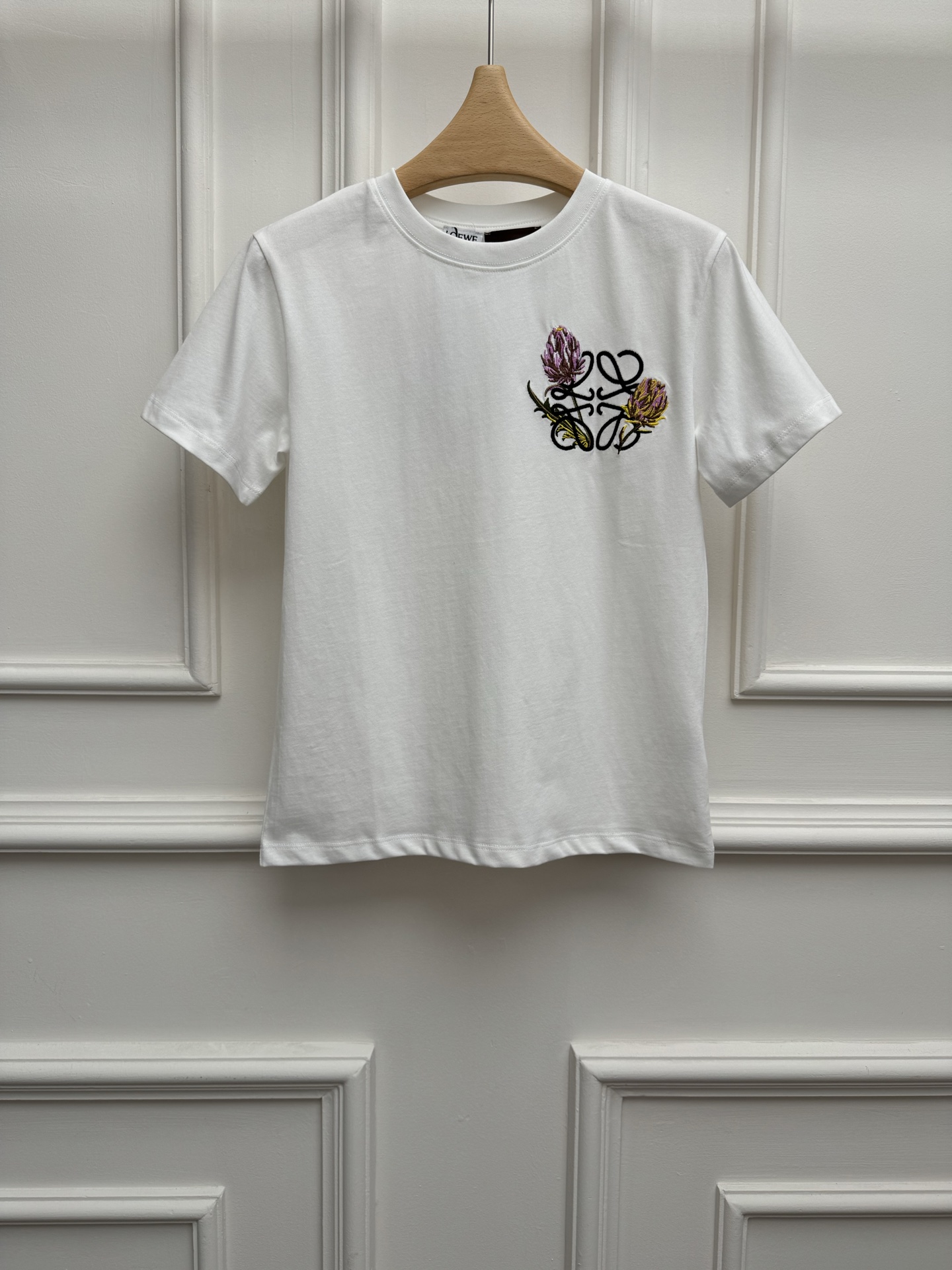 NO:833590,New spring and summer models are available. Loewe floral embroidered T-shirt 2026 spring and summer series. Round neck design. Artichoke flower embroidery logo on the chest. Fashionable and age-reducing. The color is gentle and advanced. Imported pure cotton fabric. Comfortable and skin-friendly. Slim fit. The upper body is slim and elegant. Sizes are SML, loewe, tees, t-shirt,19860909春夏新款上新啦 罗意威花卉刺绣T恤 2026春夏系列 圆领领口设计 胸前采用洋蓟花刺绣logo装饰点缀 时髦减龄 配色温柔又高级 进口纯棉面料 舒适亲肤 修身版型 上身显瘦又气质 尺码SML,,loewe,tees，t-shirt,,Women's clothing