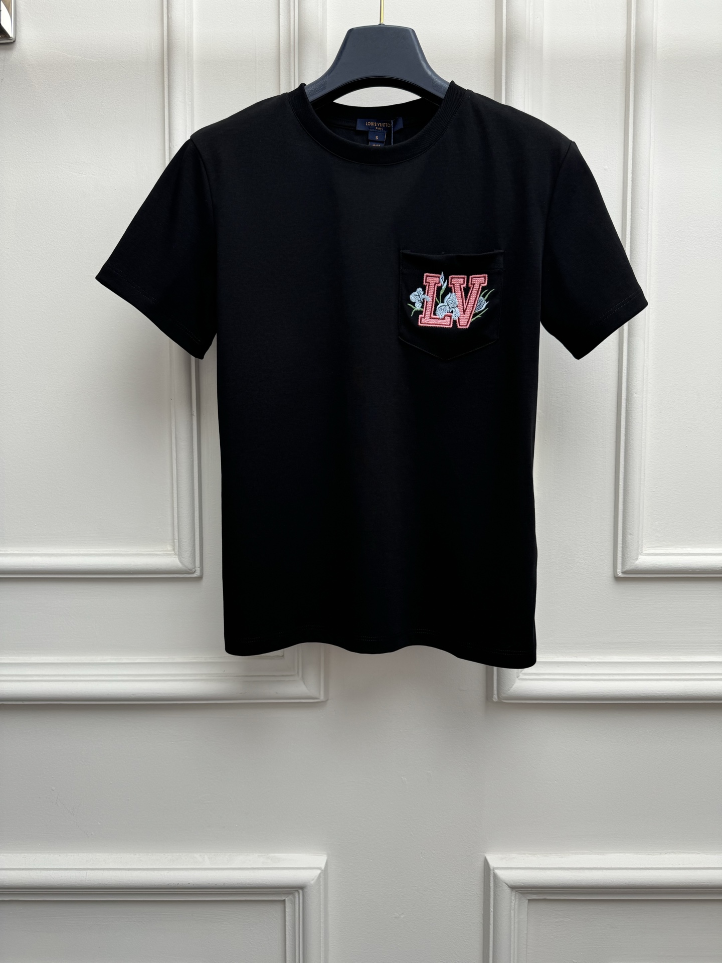 NO:833606,Spring and summer new styles are available. L family letter embroidery T-shirt 2026 spring and summer series. Round neck design. Letter logo patch embroidery on the chest pocket with iris embellishment. Adds a sporty feel. Elegant and romantic. Imported pure cotton fabric. Comfortable and skin-friendly. Slim fit. The upper body is slim and elegant. Sizes SML, Louis Vuitton, tees, t-shirt,19860909春夏新款上新啦 L家字母刺绣T恤 2026春夏系列 圆领领口设计 胸前口袋字母logo贴布刺绣搭配鸢尾花点缀 增添运动感 优雅浪漫 进口纯棉面料 舒适亲肤 修身版型 上身显瘦又气质 尺码SML,,louis vuitton,tees，t-shirt,,Women's clothing