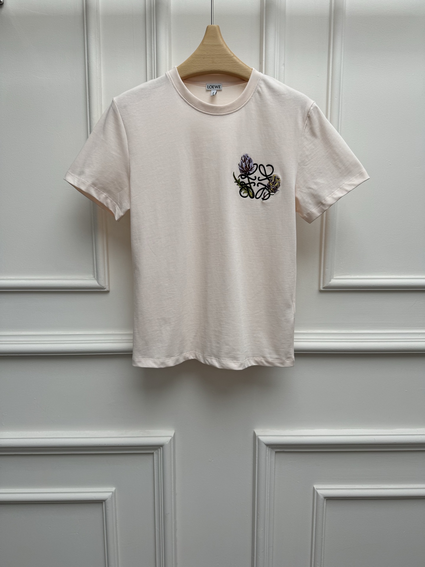 NO:834820,New spring and summer models are available. Loewe floral embroidered T-shirt 2026 spring and summer series. Round neck design. Artichoke flower embroidery logo on the chest. Fashionable and age-reducing. The color is gentle and advanced. Imported pure cotton fabric. Comfortable and skin-friendly. Slim fit. The upper body is slim and elegant. Sizes are SML, loewe, tees, t-shirt,19860909春夏新款上新啦 罗意威花卉刺绣T恤 2026春夏系列 圆领领口设计 胸前采用洋蓟花刺绣logo装饰点缀 时髦减龄 配色温柔又高级 进口纯棉面料 舒适亲肤 修身版型 上身显瘦又气质 尺码SML,,loewe,tees，t-shirt,,Women's clothing