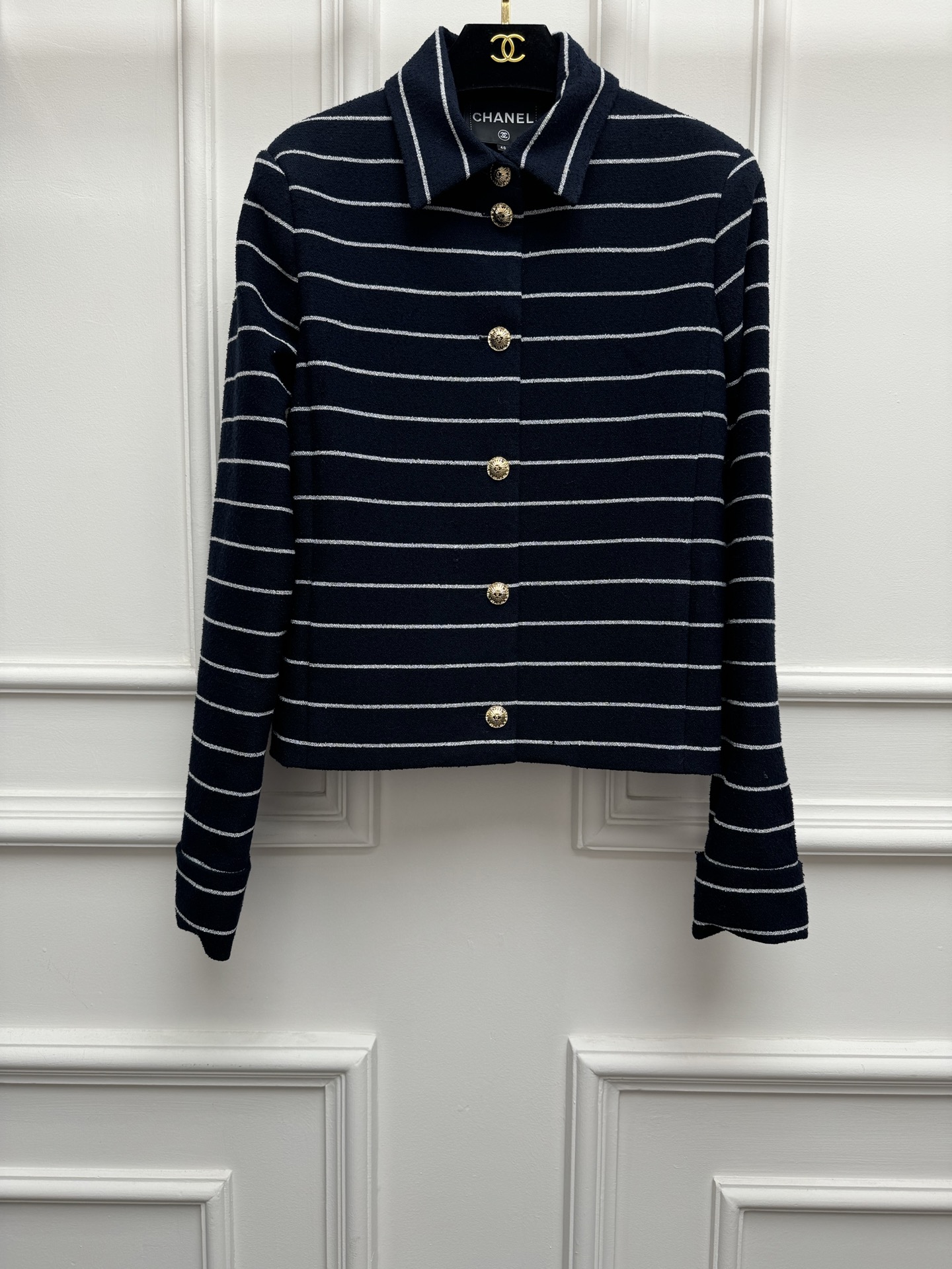 NO:834838,New styles for early spring are available. Chanel lapel striped cardigan 2026 early spring series. Lapel neck design. Classic blue and white stripe color. Exquisite logo button decoration. Retro and fashionable. Made of cotton blended spandex fabric. Silk lining. Comfortable, crisp and stylish. Normal fit. The upper body is slim and elegant. Sizes SML,,chanel,real silk,19860909早春新款上新啦 香家翻领条纹开衫 2026早春系列 翻领领口设计 经典蓝白条纹配色 精致logo纽扣装饰点缀 复古时髦高级 采用棉混纺氨纶面料 真丝里衬 舒适挺括有型 正常版型 上身显瘦又气质 尺码SML,,chanel,real silk,,Women's clothing