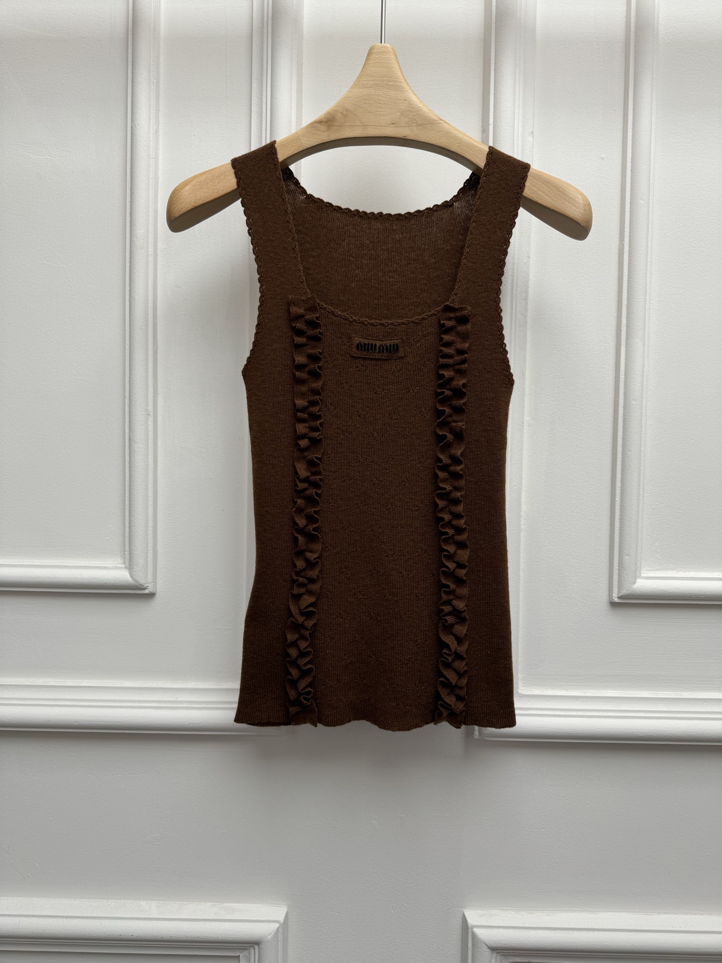 NO:834864,Spring and summer new styles Miu fungus knitted vest 2026 spring and summer series Versatile U-shaped neckline Logo embroidery on the chest Three-dimensional fungus hollow texture embellishment Sweet and fashionable high-end cashmere blended knitted fabric Soft and comfortable Slim fit The upper body is slim and elegant Size SML,,miumiu,19860909春夏新款上新啦 Miu木耳边针织背心 2026春夏系列 百搭U字领口 胸前logo徽标刺绣点缀 立体木耳边镂空肌理点缀 甜美时髦高级 羊绒混纺针织面料 柔软舒适 修身版型 上身显瘦又气质 尺码SML,,miumiu,,Women's clothing
