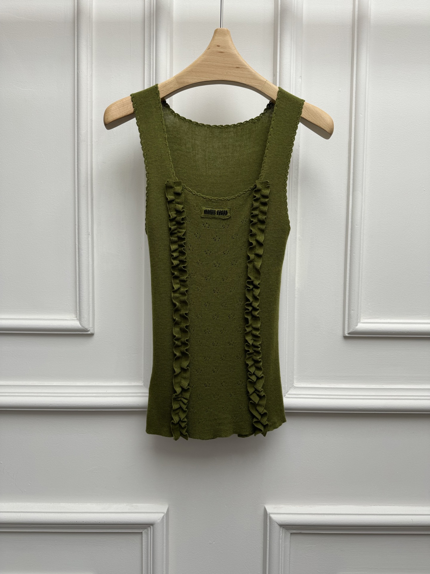 NO:834872,Spring and summer new styles Miu fungus knitted vest 2026 spring and summer series Versatile U-shaped neckline Logo embroidery on the chest Three-dimensional fungus hollow texture embellishment Sweet and fashionable high-end cashmere blended knitted fabric Soft and comfortable Slim fit The upper body is slim and elegant Size SML,,miumiu,19860909春夏新款上新啦 Miu木耳边针织背心 2026春夏系列 百搭U字领口 胸前logo徽标刺绣点缀 立体木耳边镂空肌理点缀 甜美时髦高级 羊绒混纺针织面料 柔软舒适 修身版型 上身显瘦又气质 尺码SML,,miumiu,,Women's clothing