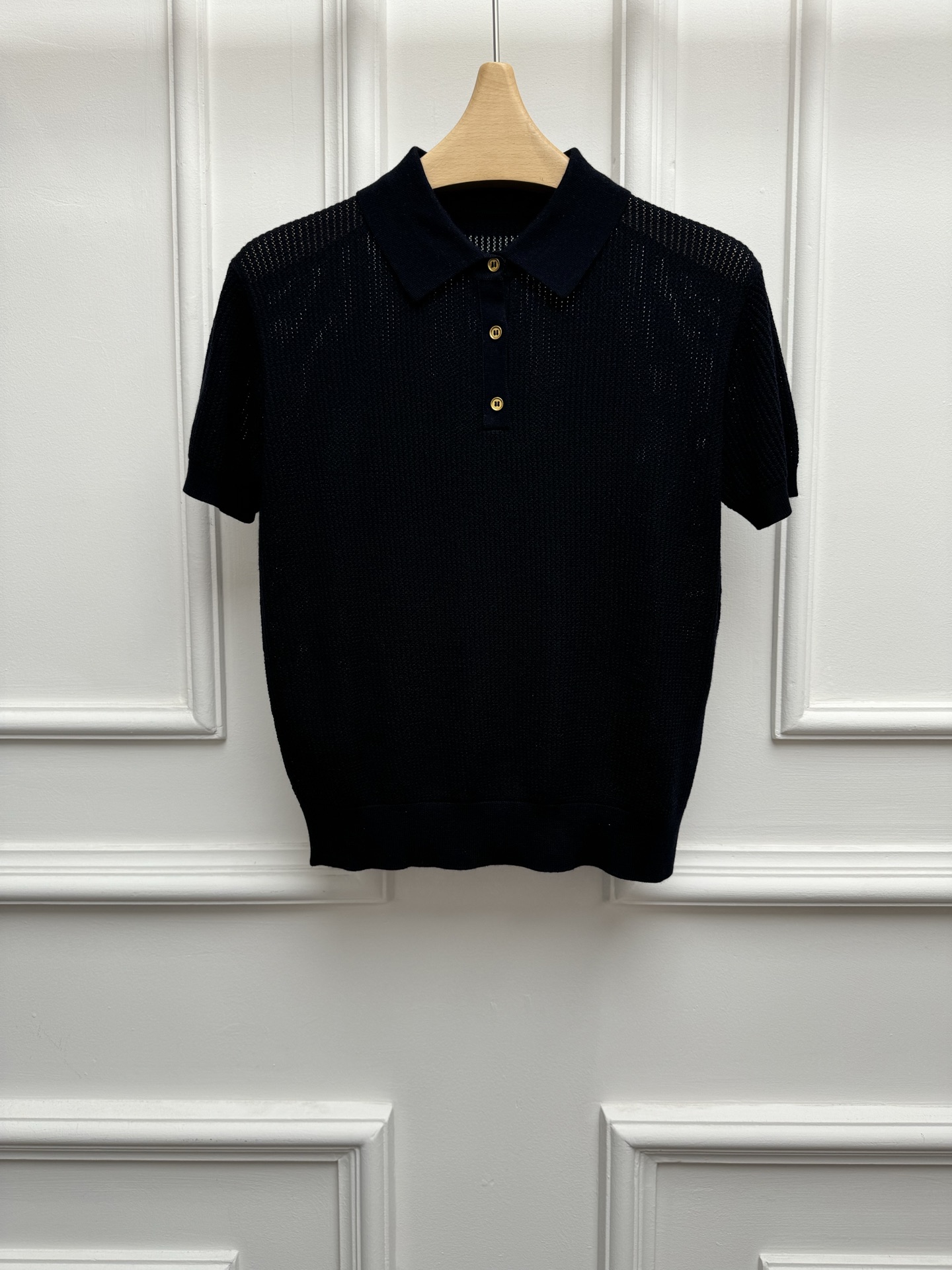 NO:930513,New spring and summer new styles LP wool knitted polo shirt 2026 spring and summer new style Classic polo collar Chic hollow hole crafts Retro gold buckle decoration Lazy and comfortable Simple yet high-end Full of old money style Wool blended fabric Soft and comfortable Short version The upper body is slim and elegant Size SML, loro piana,19860909春夏新款上新啦 LP羊毛针织polo衫 2026春夏新款 经典polo领领口 别致的镂空挑孔工艺 复古金扣装饰 慵懒自在 简约又高级 老钱风满满 羊毛混纺面料 软糯舒适 短款版型 上身显瘦又气质 尺码SML,,loro piana,,Women's clothing