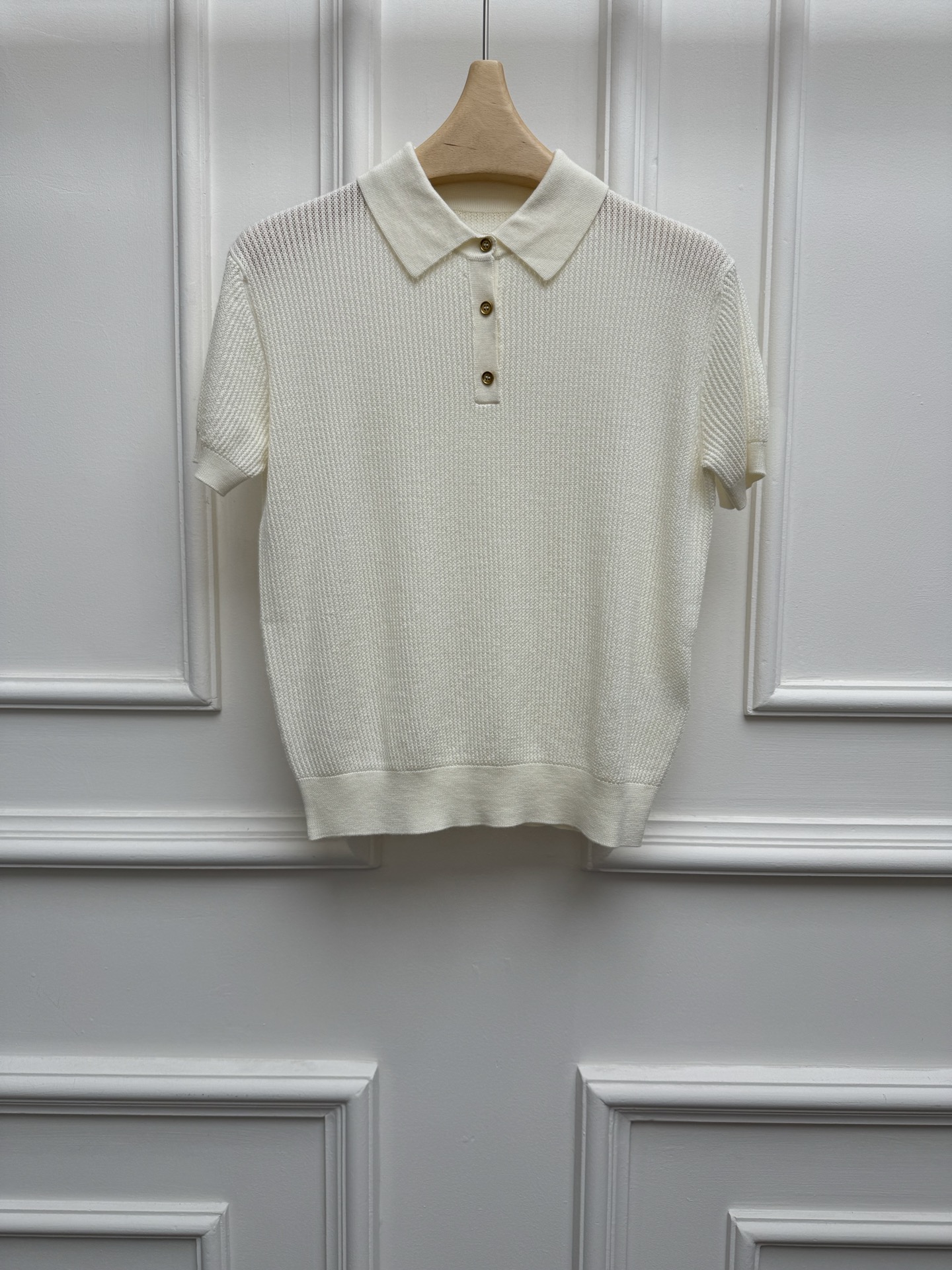 NO:930531,New spring and summer new styles LP wool knitted polo shirt 2026 spring and summer new style Classic polo collar Chic hollow hole crafts Retro gold buckle decoration Lazy and comfortable Simple yet high-end Full of old money style Wool blended fabric Soft and comfortable Short version The upper body is slim and elegant Size SML, loro piana,19860909春夏新款上新啦 LP羊毛针织polo衫 2026春夏新款 经典polo领领口 别致的镂空挑孔工艺 复古金扣装饰 慵懒自在 简约又高级 老钱风满满 羊毛混纺面料 软糯舒适 短款版型 上身显瘦又气质 尺码SML,,loro piana,,Women's clothing