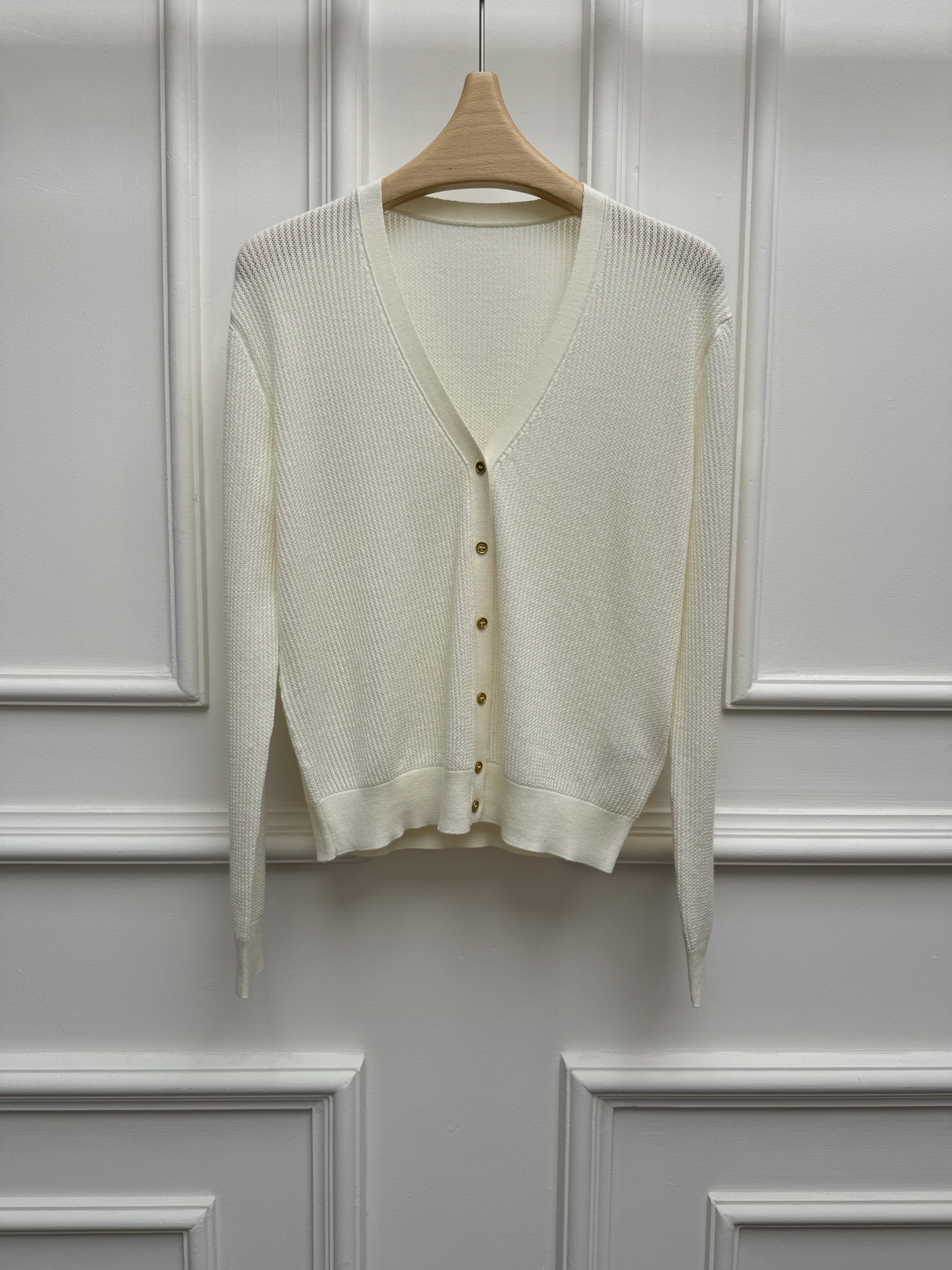 NO:930495,Spring and summer new styles are available. LP wool knitted cardigan 2026 spring and summer series. Temperamental V-neck design. Unique hollow hole craftsmanship. Retro golden mouth decoration. Lazy and comfortable. Simple and high-end. Full of old money style. Wool blended fabric. Soft and comfortable. Normal fit. The upper body is slim and elegant. Size SML, loro piana,19860909春夏新款上新啦 LP羊毛针织开杉 2026春夏系列 气质V领设计 别致的镂空挑孔工艺 复古金口装饰 慵懒自在 简约又高级 老钱风满满 羊毛混纺面料 软糯舒适 正常版型 上身显瘦又气质 尺码SML,,loro piana,,Women's clothing