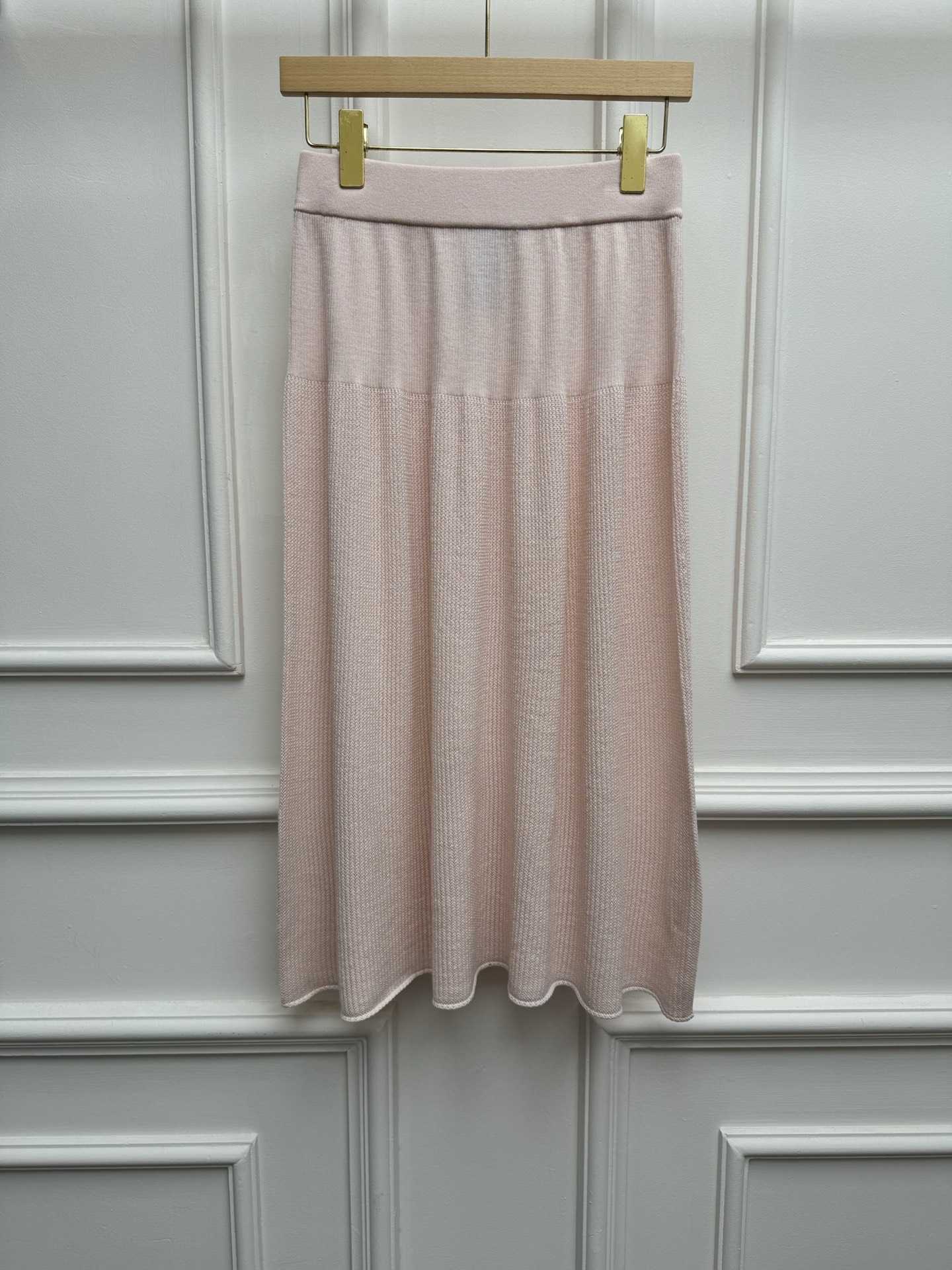 NO:930539,Spring and summer new styles are available. LP wool knitted skirt 2026 spring and summer series. Elastic elastic waist design. Unique hollow hole craftsmanship. Lazy and comfortable. Simple and high-end. Full of old money style. Wool blended fabric. Soft and comfortable. Mid-length skirt version. The upper body is slim and elegant. Sizes SML, loro piana, skirts,19860909春夏新款上新啦 LP羊毛针织半身裙 2026春夏系列 松紧弹力腰头设计 别致的镂空挑孔工艺 慵懒自在 简约又高级 老钱风满满 羊毛混纺面料 软糯舒适 中长款半裙版型 上身显瘦又气质 尺码SML,,loro piana,skirts,,Women's clothing