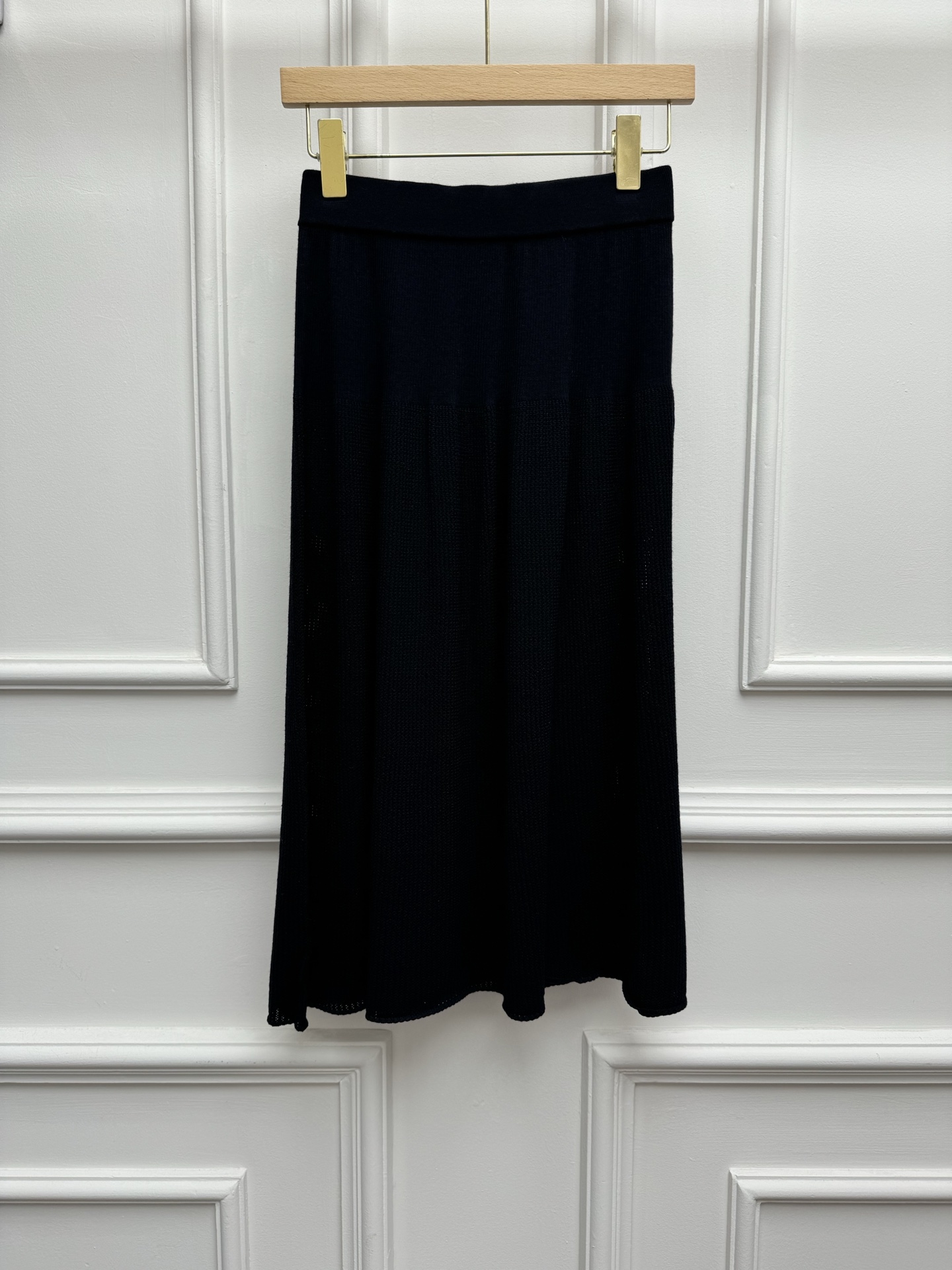NO:930520,Spring and summer new styles are available. LP wool knitted skirt 2026 spring and summer series. Elastic elastic waist design. Unique hollow hole craftsmanship. Lazy and comfortable. Simple and high-end. Full of old money style. Wool blended fabric. Soft and comfortable. Mid-length skirt version. The upper body is slim and elegant. Sizes SML, loro piana, skirts,19860909春夏新款上新啦 LP羊毛针织半身裙 2026春夏系列 松紧弹力腰头设计 别致的镂空挑孔工艺 慵懒自在 简约又高级 老钱风满满 羊毛混纺面料 软糯舒适 中长款半裙版型 上身显瘦又气质 尺码SML,,loro piana,skirts,,Women's clothing