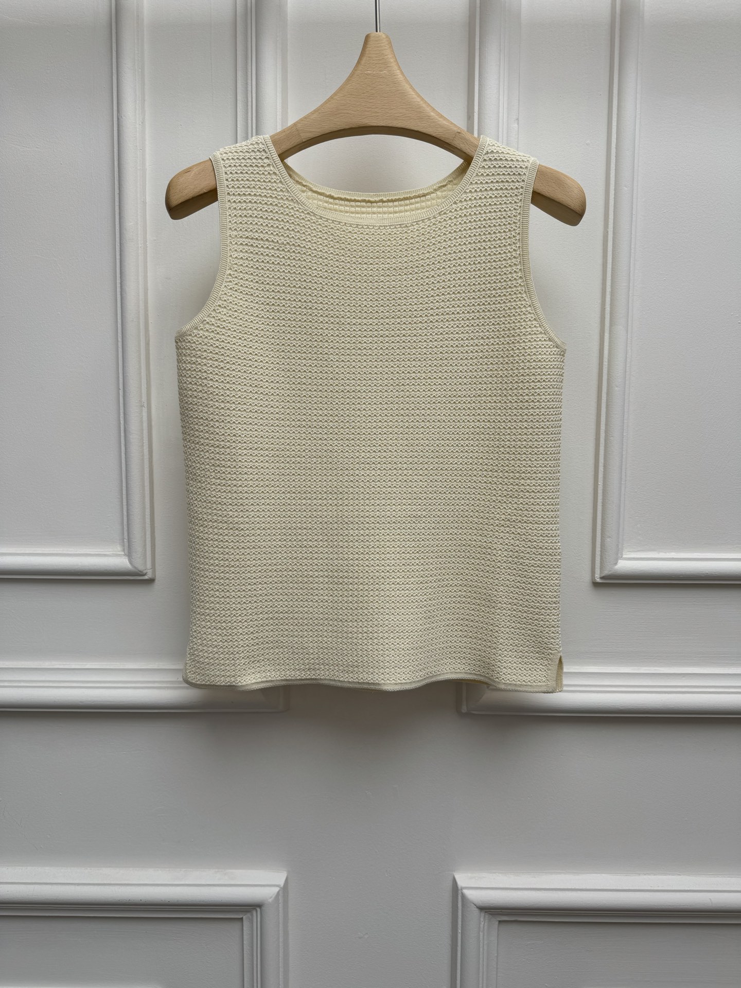 NO:930497,Spring and summer new styles are available. LP hollow knitted vest 2026 spring and summer series. Round neck design. Waffle hollow texture. Exquisite three-dimensional. Gentle and high-end. Customized pure cotton fabric. Stiff and comfortable. Normal fit. The upper body is slim and elegant. Size SML, loro piana,19860909春夏新款上新啦 LP镂空针织背心 2026春夏系列 圆领领口设计 华夫格镂空纹理 精致立体 温柔高级 定制纯棉面料 挺括舒适 正常版型 上身显瘦又气质 尺码SML,,loro piana,,Women's clothing
