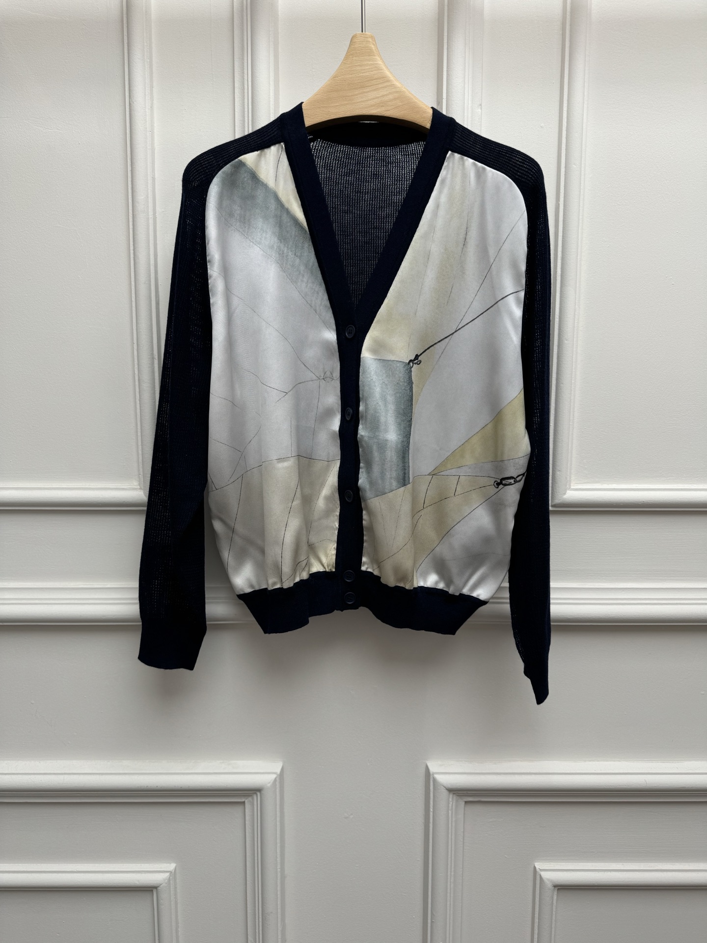 NO:930471,New spring and summer styles are available. LP silk printed patchwork cardigan. 2026 spring and summer series. Temperament V-neck neckline. Silk printed patchwork design. Retro and high-end. Silk + wool fabric. Soft, waxy, comfortable and breathable. Normal fit. The upper body looks slim and elegant. Sizes SML, loro piana, real silk,19860909春夏新款上新啦 LP真丝印花拼接开衫 2026春夏系列 气质V领领口 真丝印花拼接设计 复古高级 真丝+羊毛面料 软糯舒适透气 正常版型 上身显瘦又气质 尺码SML,,loro piana,real silk,,Women's clothing