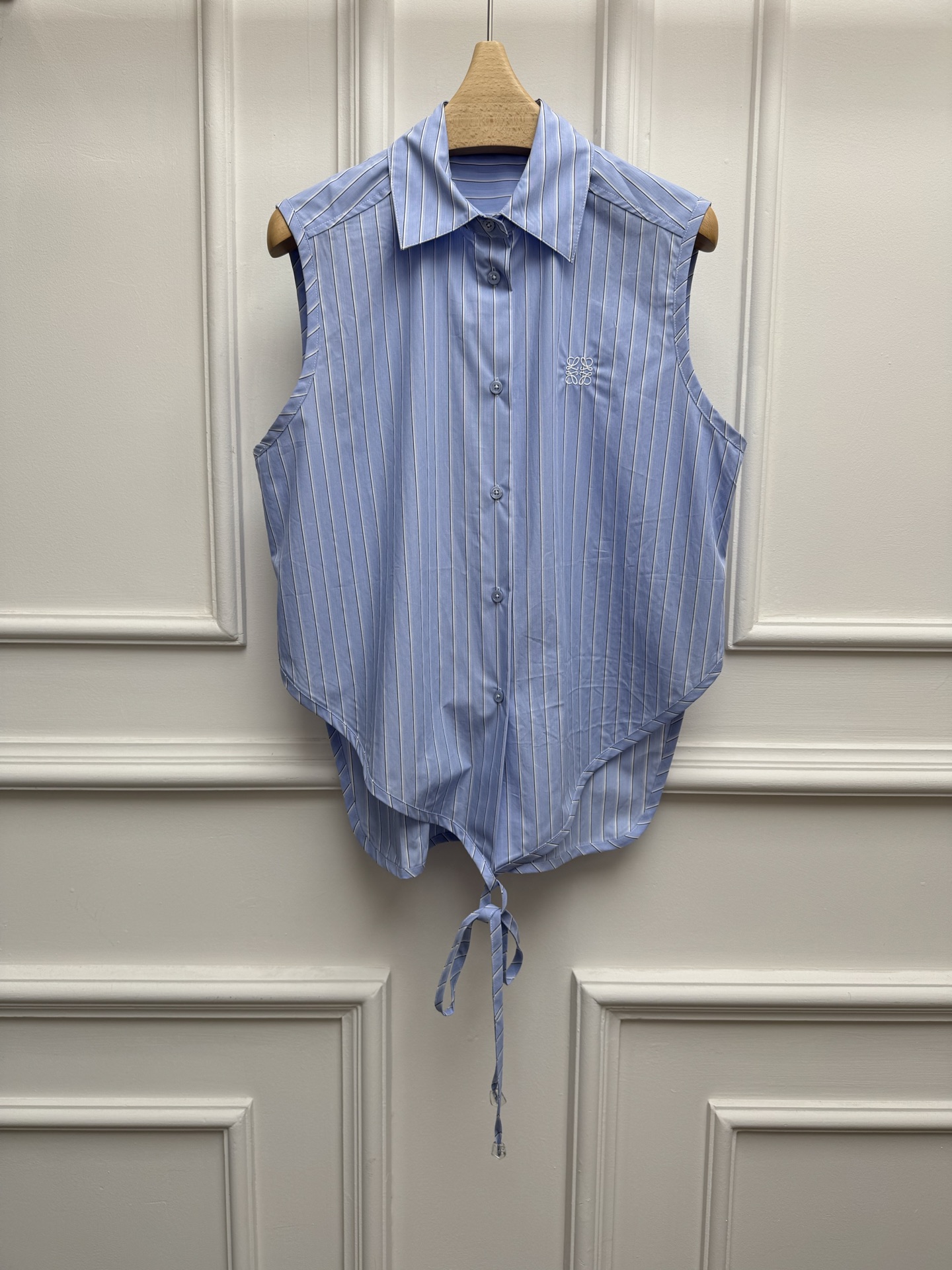 NO:866832,Spring and summer new styles are available Loewe striped sleeveless shirt 2026 spring and summer series Lapel sleeveless design Short front and long back asymmetrical cutting Hem tie Classic logo embroidery embellishment Blue and white vertical stripes color fresh and age-reducing Customized cotton poplin material Comfortable and skin-friendly Loose fit The upper body is slim and elegant Size SML,,loewe,shirts,19860909春夏新款上新啦 罗意威条纹无袖衬衫 2026春夏系列 翻领无袖设计 前短后长不对称裁剪 下摆系带 经典logo刺绣点缀 蓝白竖条纹配色 清新减龄 定制棉府绸材质 舒适亲肤 宽松版型 上身显瘦又气质 尺码SML,,loewe,shirts,,Women's clothing