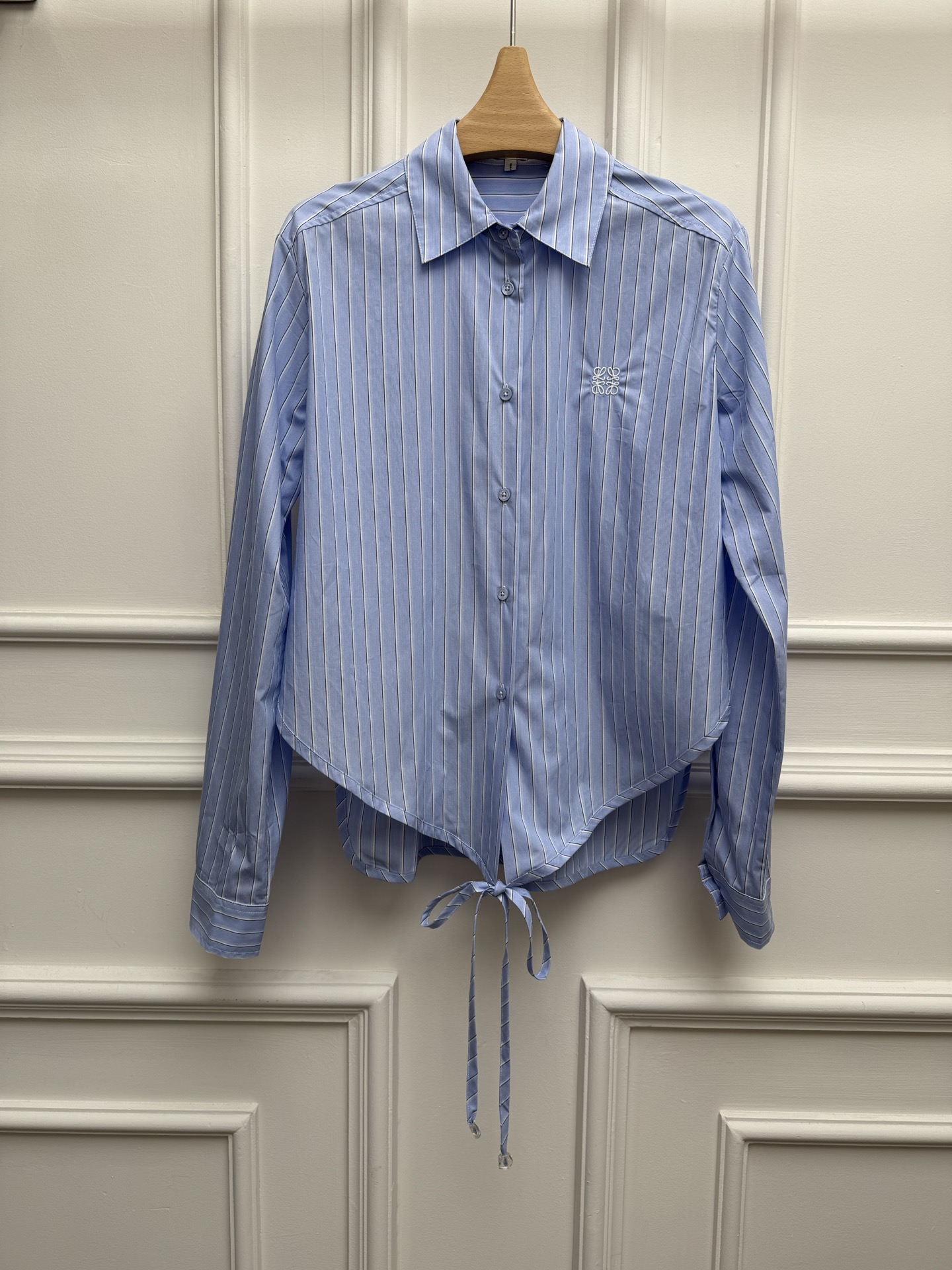 NO:866792,Spring and summer new styles are available Loewe striped waist shirt 2026 spring and summer series Single-breasted shirt collar design Short front and long back asymmetric tailoring Hem tie Classic logo embroidery embellishment Classic blue and white vertical stripe color scheme Fresh and age-reducing Customized cotton poplin material Comfortable and skin-friendly Loose fit The upper body is slim and elegant Size SML,,loewe,shirts,19860909春夏新款上新啦 罗意威条纹收腰衬衫 2026春夏系列 衬衫领单排扣设计 前短后长不对称剪裁 下摆系带 经典logo刺绣点缀 经典蓝白竖条纹配色 清新减龄 定制棉府绸材质 舒适亲肤 宽松版型 上身显瘦又气质 尺码SML,,loewe,shirts,,Women's clothing