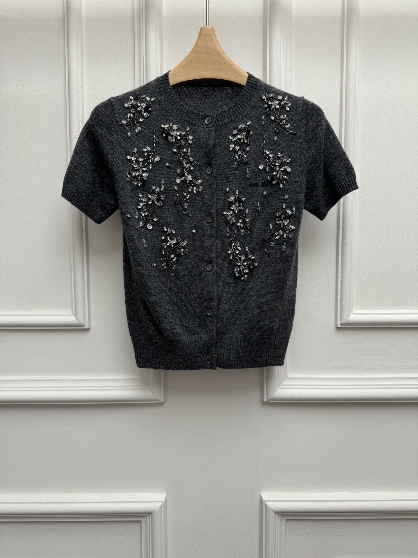 NO:836180,New spring and summer models are available Miu heavy beading cardigan 2026 spring and summer series Round ribbed neckline Heavy beading sequin design Letter logo embroidery embellishment Sparkling and fashionable, full of high-end sense Customized cashmere fabric Soft and comfortable Short version The upper body is slim and elegant Size SML,,miumiu,19860909春夏新款上新啦 Miu重工钉珠开衫 2026春夏系列 圆领罗纹领口 重工钉珠亮片设计 字母徽标logo刺绣点缀 闪耀时髦吸晴 满满的高级感 定制羊绒面料 软糯舒适 短款版型 上身显瘦又气质 尺码SML,,miumiu,,Women's clothing