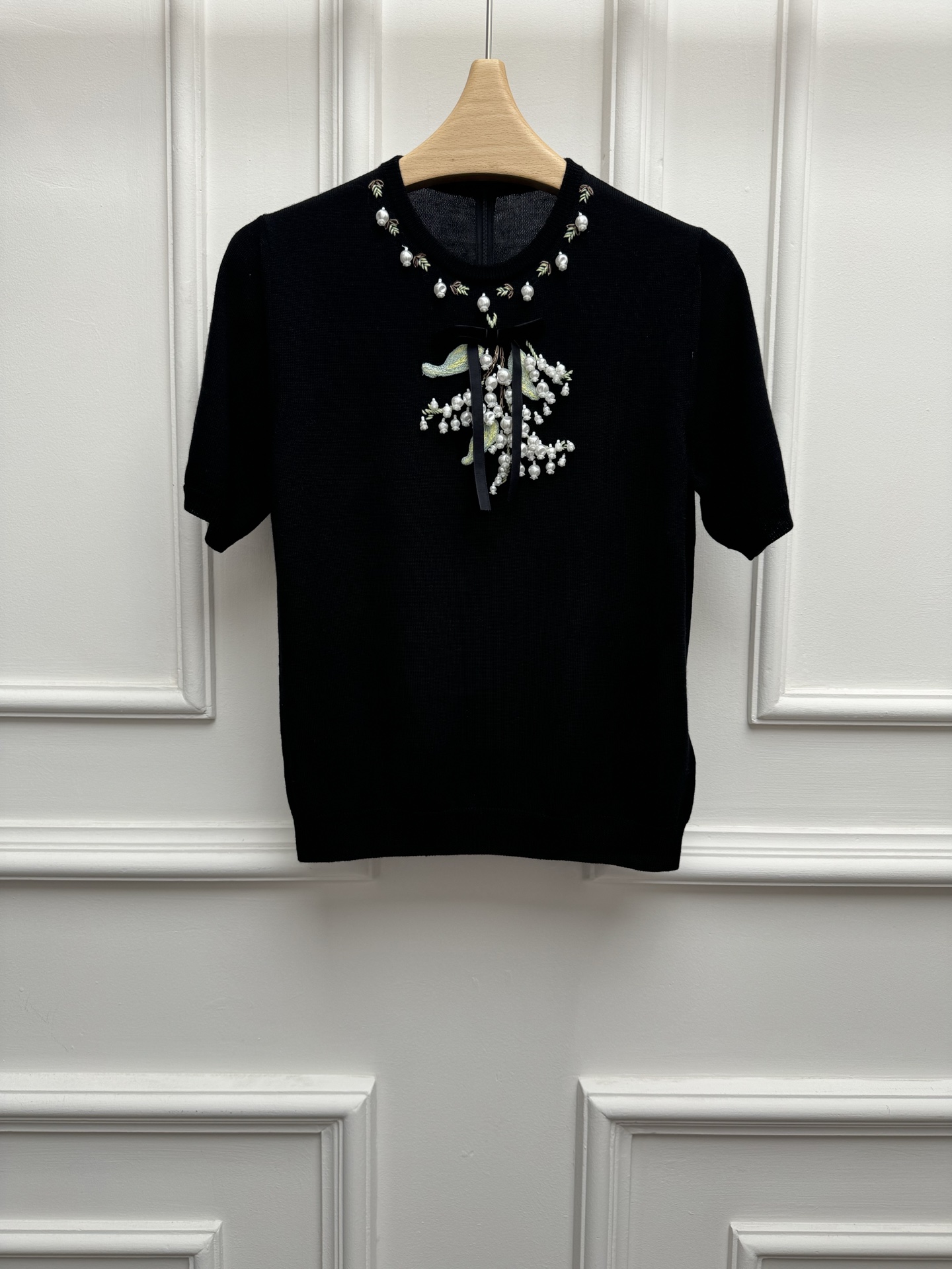 NO:836225,Spring and summer new styles are available. Valentino beaded short sleeves. 2026 spring and summer series. Round ribbed neckline. Lily of the valley embroidery beading decoration. Exquisite, fashionable and high-end. Wool knitted fabric. Short version. The upper body is slim and elegant. Sizes SML, valentino, T-shirt,19860909春夏新款上新啦 华伦天奴钉珠短袖 2026春夏系列 圆领罗纹领口 铃兰花刺绣钉珠装饰点缀 精致时髦高级 羊毛针织面料 短款版型 上身显瘦又气质 尺码SML,,valentino,T-shirt,,Women's clothing