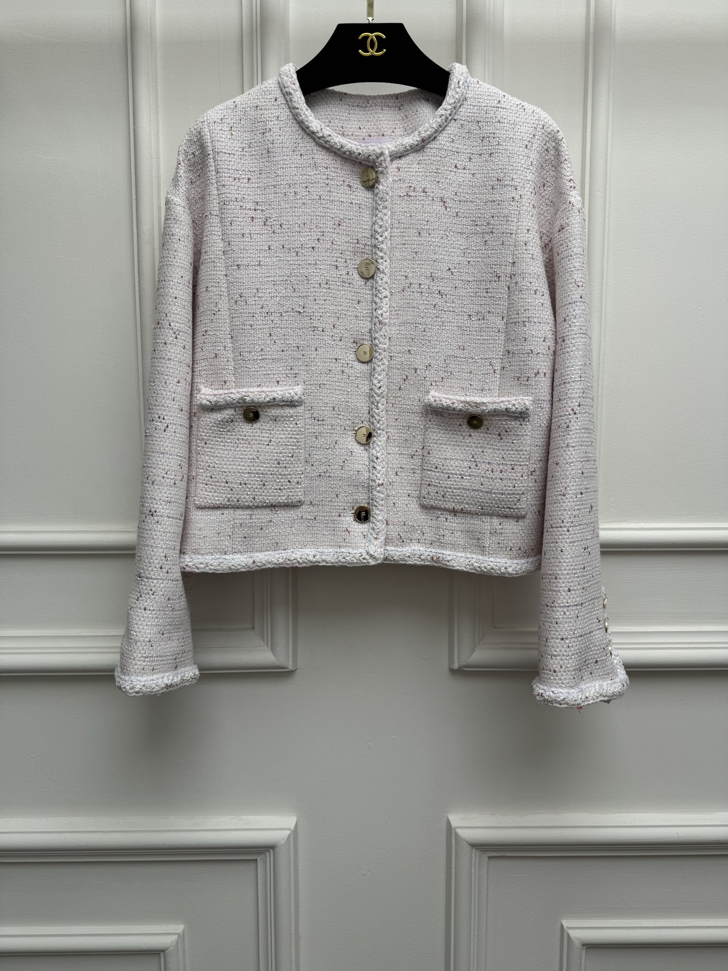 NO:836213,New spring and summer styles are available. Chanel pink tweed jacket 2026 spring and summer series. Round neck single-breasted design. Colorful sequin weaving interspersed. Luxurious and dazzling high-end. Customized tweed fabric. Silk lining. Loose fit. The upper body is slim and elegant. Sizes SML,,chanel,jackets & coats,real silk,19860909春夏新款上新啦 香家粉色粗花呢外套 2026春夏系列 圆领单排扣设计 彩色亮片编织穿插其中 奢华耀眼高级 定制斜纹软呢面料 真丝里衬 宽松版型 上身显瘦又气质 尺码SML,,chanel,jackets & coats,real silk,,Women's clothing