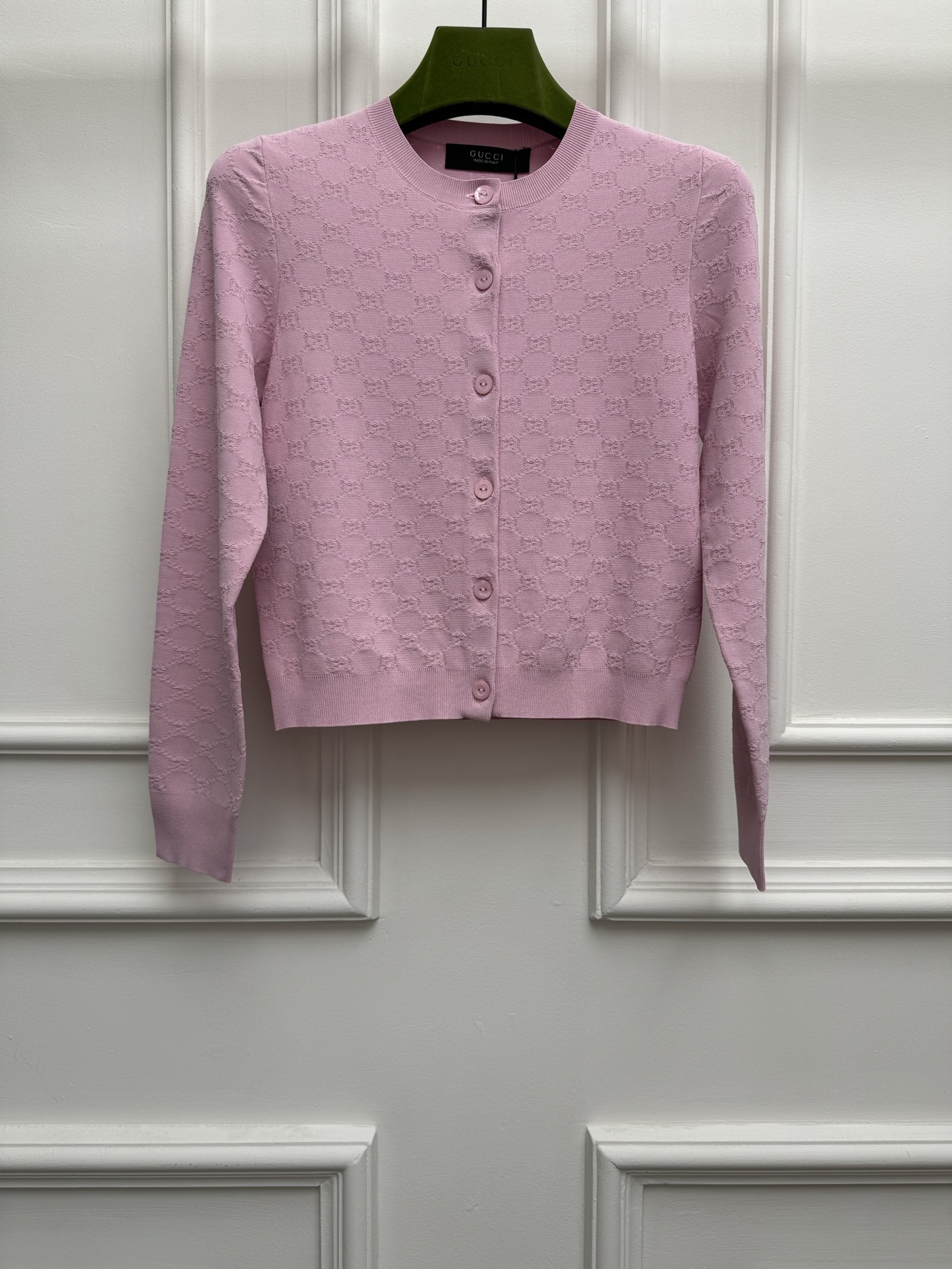 NO:893775,New spring and summer styles are available. G family double G jacquard cardigan 2026 spring and summer series. Round ribbed neckline. Double G jacquard pattern. Imported woven method. Age-reducing and fashionable and advanced. 1:1 dyeing to restore color. Polyester fiber blended fabric. Comfortable and textured. Short version. The upper body is slim and elegant. Sizes SML,,gucci,19860909春夏新款上新啦 G家双G提花开衫 2026春夏系列 圆领罗纹领口 双G提花图案进口机织法 减龄时髦高级 1:1定染还原颜色 聚酯纤维混纺面料 舒适有质感 短款版型 上身显瘦又气质 尺码SML,,gucci,,Women's clothing