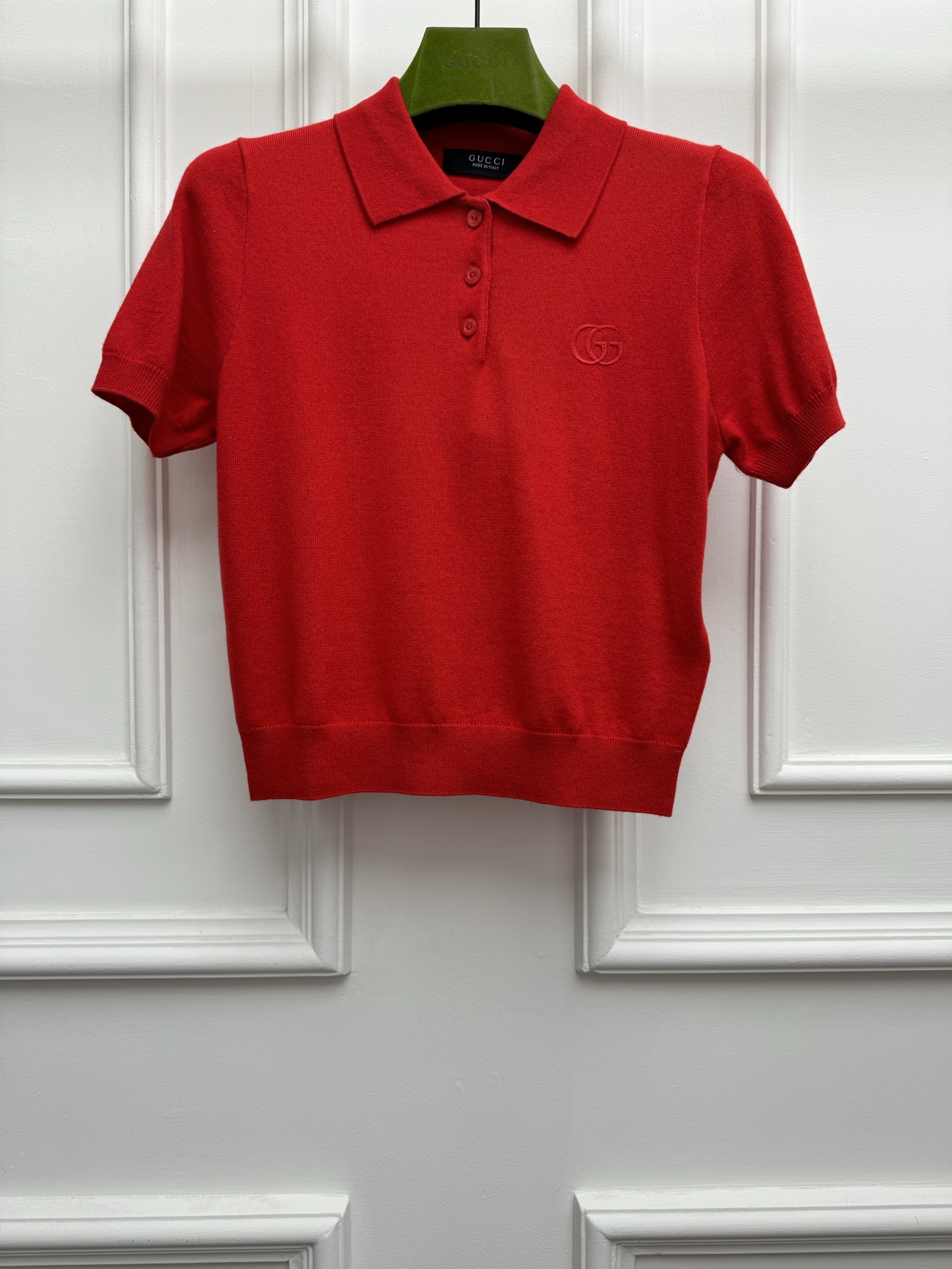NO:858519,New spring and summer styles are available. G family double G embroidered Polo shirt 2026 spring and summer series. Classic polo collar design. Double G embroidery pattern embellishment. Pink color is gentle and sweet. Wool knitted fabric. Soft, comfortable and warm. Normal fit. The upper body is slim and elegant. Sizes SML,,gucci,19860909春夏新款上新啦 G家双G刺绣Polo衫 2026春夏系列 经典polo领设计 双G刺绣图案点缀 粉色配色温柔甜美 羊毛针织面料 柔软舒适保暖 正常版型 上身显瘦又气质 尺码SML,,gucci,,Women's clothing