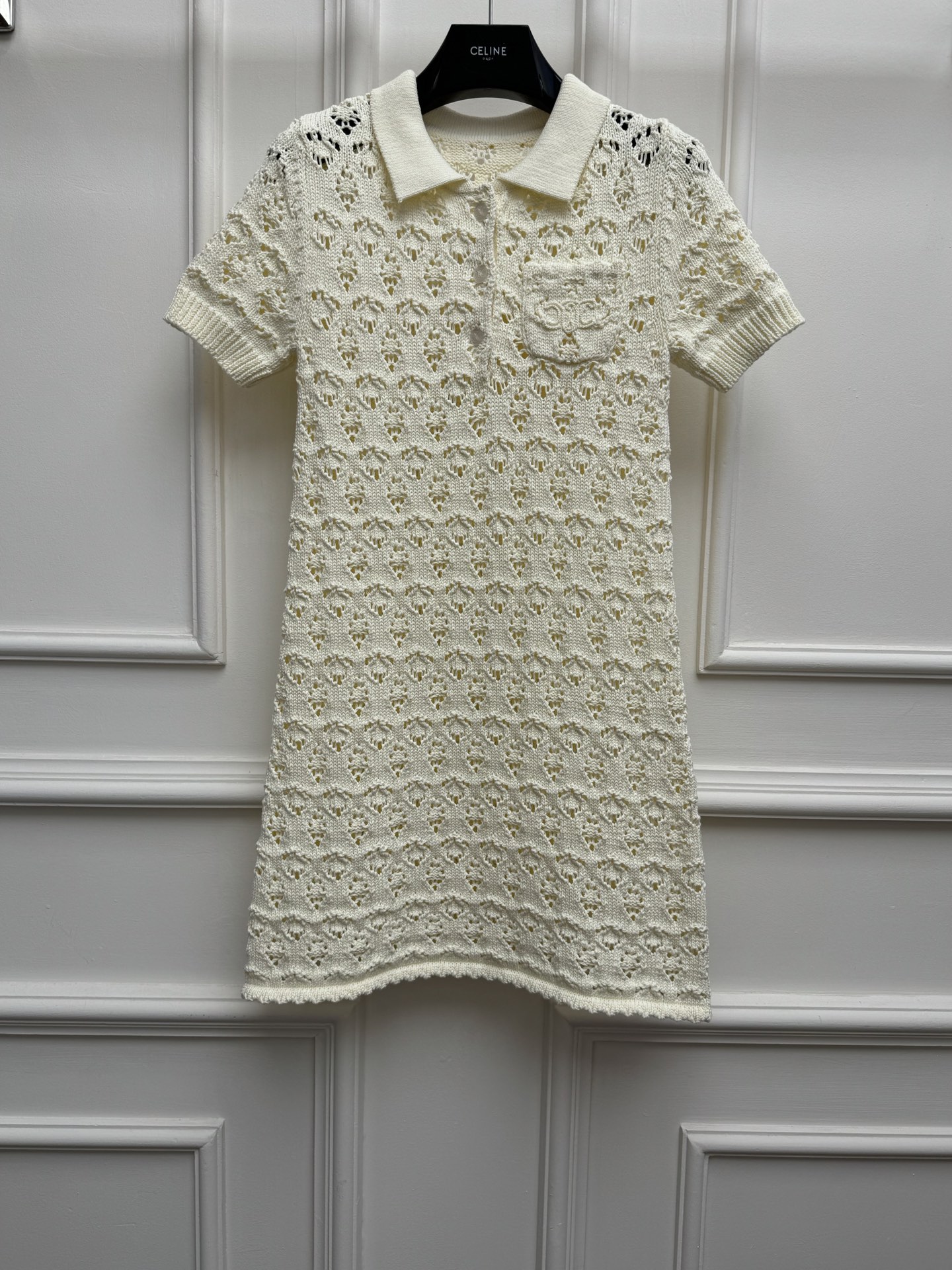 NO:836184,The higher version has been shipped. CL diamond hollow dress 2026 spring and summer series. Classic polo neckline. Unique hollow hole craftsmanship. Arc de Triomphe logo embellishment on chest pocket. Lazy and high-end. Cotton knitted fabric. Comfortable, skin-friendly and breathable. Slim fit. The upper body is slim and elegant. Sizes SML,,skirts,19860909高版本出货啦 CL菱格镂空连衣裙 2026春夏系列 经典polo领领口 别致的镂空挑孔工艺 胸前口袋凯旋门logo点缀 慵懒又高级 棉质针织面料 舒适亲肤透气 修身版型 上身显瘦又气质 尺码SML,,skirts,,Women's clothing