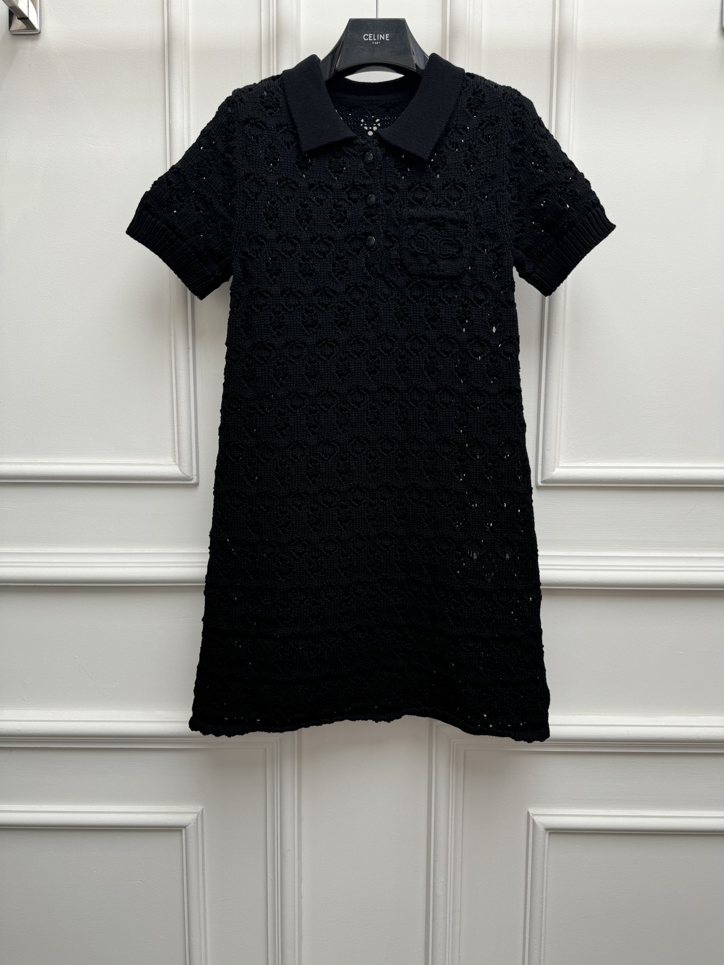 NO:836195,The higher version has been shipped. CL diamond hollow dress 2026 spring and summer series. Classic polo neckline. Unique hollow hole craftsmanship. Arc de Triomphe logo embellishment on chest pocket. Lazy and high-end. Cotton knitted fabric. Comfortable, skin-friendly and breathable. Slim fit. The upper body is slim and elegant. Sizes SML,,skirts,19860909高版本出货啦 CL菱格镂空连衣裙 2026春夏系列 经典polo领领口 别致的镂空挑孔工艺 胸前口袋凯旋门logo点缀 慵懒又高级 棉质针织面料 舒适亲肤透气 修身版型 上身显瘦又气质 尺码SML,,skirts,,Women's clothing