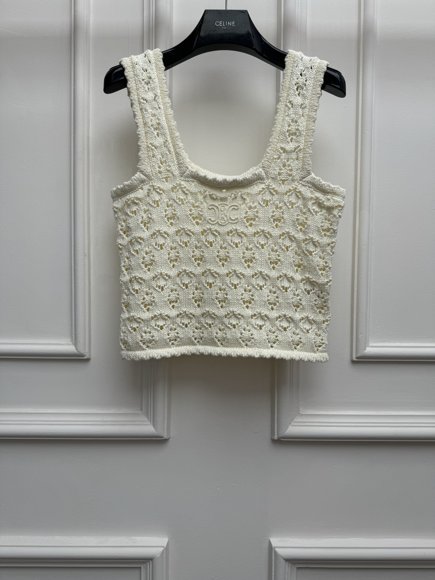 NO:836189,The higher version has been shipped. CL Arc de Triomphe hollow vest 2026 spring and summer series. Hollow weaving design. Arc de Triomphe logo embellishment on the chest. Lazy and high-end. Cotton knitted fabric. Short version. The upper body is slim and fashionable. A must-have for hot girls. Size SML,,19860909高版本出货啦 CL凯旋门镂空背心 2026春夏系列 镂空编织设计 胸前凯旋门logo点缀 慵懒又高级 棉质针织面料 短款版型 上身显瘦又时髦 辣妹必备 尺码SML,,,Women's clothing