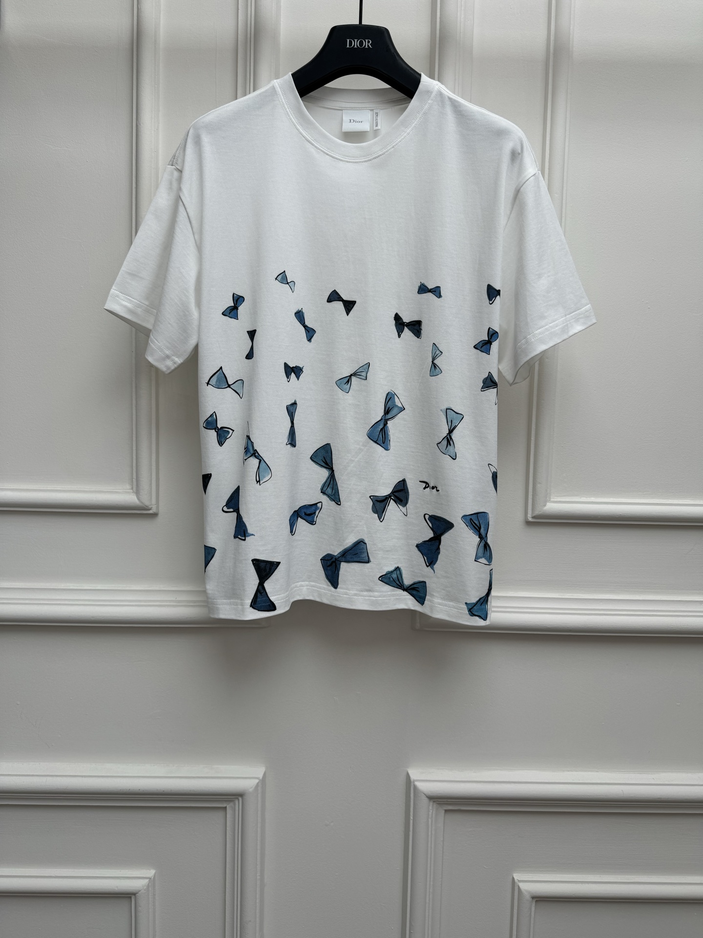 NO:836865,New spring and summer styles are available. D's bow printed T-shirt 2826 spring and summer series. Round neck design. Blue bow printed pattern. Logo letter embellishment on the hem. Exquisite, cute and elegant. Imported pure cotton fabric. Comfortable and breathable. Loose fit. The upper body is slim and elegant. Sizes are SML, dior, tees, t-shirt,19860909春夏新款上新啦 D家蝴蝶结印花T恤 2826春夏系列 圆领领口设计 采用蓝色蝴蝶结印花图案 下摆logo字母点缀 精致可爱又不失优雅 进口纯棉面料 舒适透气 宽松版型 上身显瘦又气质 尺码SML,,dior,tees，t-shirt,,Women's clothing