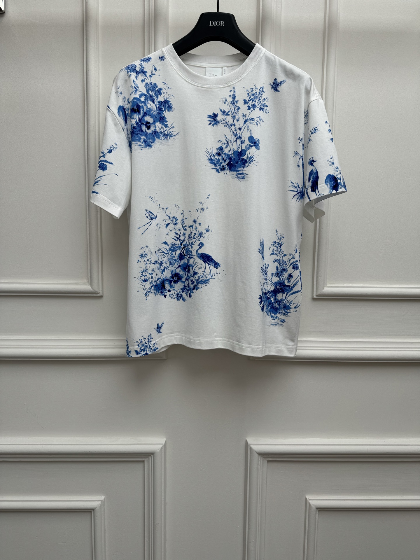 NO:836870,New spring and summer styles are available. D's ink flower, tree and bird T-shirt 2026 spring and summer series. Round ribbed neckline. Adopts floral and bird prints. Fresh and elegant. Full of artistic sense. Customized pure cotton fabric. Comfortable, skin-friendly and breathable. Loose fit. The upper body looks slim and elegant. Sizes SML, dior, tees, t-shirt,19860909春夏新款上新啦 D家水墨花树鸟T恤 2026春夏系列 圆领罗纹领口 采用花卉和鸟类印花图案 清新优雅 艺术感满满 定制纯棉面料 舒适亲肤透气 宽松版型 上身显瘦又气质 尺码SML,,dior,tees，t-shirt,,Women's clothing