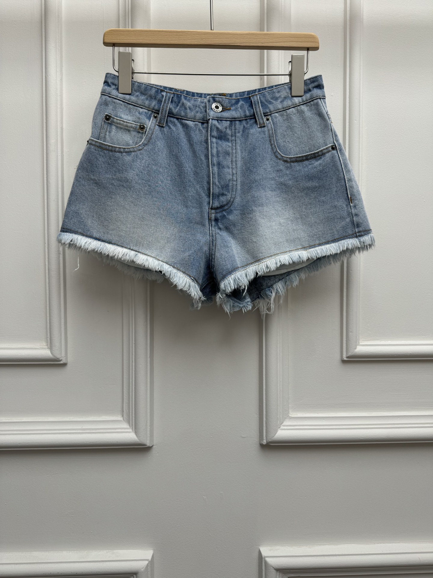 NO:836827,New spring and summer styles are available. Loewe light blue denim shorts 2026 spring and summer series. Raw edge design on trouser legs. Loewe logo leather label decoration on the back. Pocket embroidery embellishment. Retro and fashionable. Classic light blue washed denim fabric. Soft, comfortable and breathable. High-waisted shorts version. The upper body is slim and elegant. Sizes SML,,loewe,shorts,19860909春夏新款上新啦 罗意威浅蓝色牛仔短裤 2026春夏系列 裤腿毛边设计 后背logo皮标装饰 口袋刺绣点缀 复古又自带时髦感 经典浅蓝水洗牛仔面料 柔软舒适透气 高腰短裤版型 上身显瘦又气质 尺码SML,,loewe,shorts,,Women's clothing