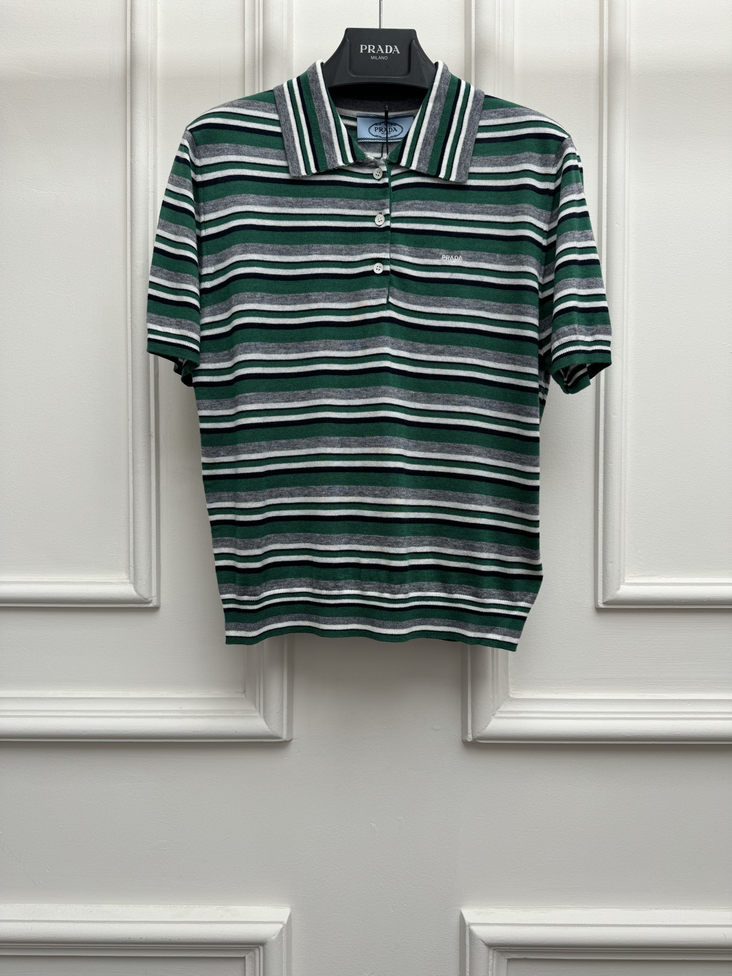 NO:836839,New spring and summer new styles P's striped polo short sleeves 2026 spring and summer series Classic polo neckline Letter logo embroidery embellishment Contrast color stripes reduce age and fashionable style Silk-cotton blended knitted fabric Light and comfortable Slim fit The upper body is slim and elegant Size SML, T-shirt,19860909春夏新款上新啦 P家条纹polo短袖 2026春夏系列 经典polo领领口 字母logo刺绣点缀 撞色条纹减龄时髦洋气 丝棉混纺针织面料 轻薄舒适 修身版型 上身显瘦又气质 尺码SML,,T-shirt,,Women's clothing
