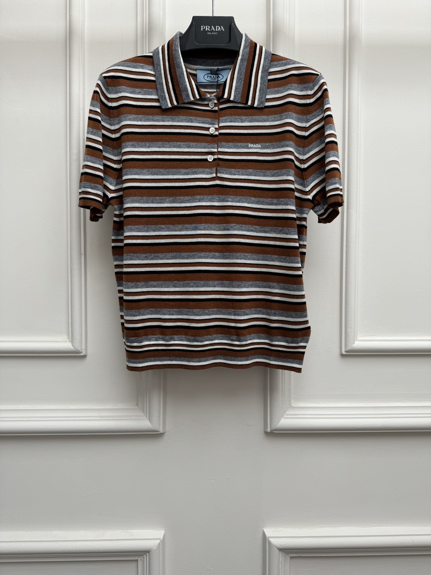 NO:836856,New spring and summer new styles P's striped polo short sleeves 2026 spring and summer series Classic polo neckline Letter logo embroidery embellishment Contrast color stripes reduce age and fashionable style Silk-cotton blended knitted fabric Light and comfortable Slim fit The upper body is slim and elegant Size SML, T-shirt,19860909春夏新款上新啦 P家条纹polo短袖 2026春夏系列 经典polo领领口 字母logo刺绣点缀 撞色条纹减龄时髦洋气 丝棉混纺针织面料 轻薄舒适 修身版型 上身显瘦又气质 尺码SML,,T-shirt,,Women's clothing
