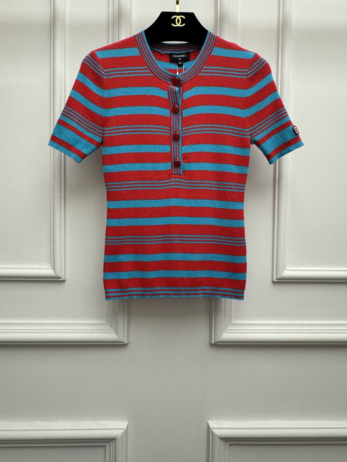 NO:836844,Spring and summer new styles are available. Xiangjia colorful striped short-sleeves 2026 beach series. Round neck and half-open collar design. Three-dimensional double C logo decoration on cuffs. Colorful stripes and contrasting colors. Age-reducing and fashionable. Custom-dyed cotton blend fabric. Comfortable and skin-friendly. Elastic slim fit. The upper body is slim and versatile. Sizes SML, Chanel, T-shirt,19860909春夏新款上新啦 香家彩色条纹短袖 2026沙滩系列 圆领半开领设计 袖口立体双C徽标装饰点缀 彩色条纹撞色 减龄时髦洋气 定染棉质混纺面料 舒适亲肤 弹力修身版型 上身显瘦又百搭 尺码SML,,chanel,T-shirt,,Women's clothing