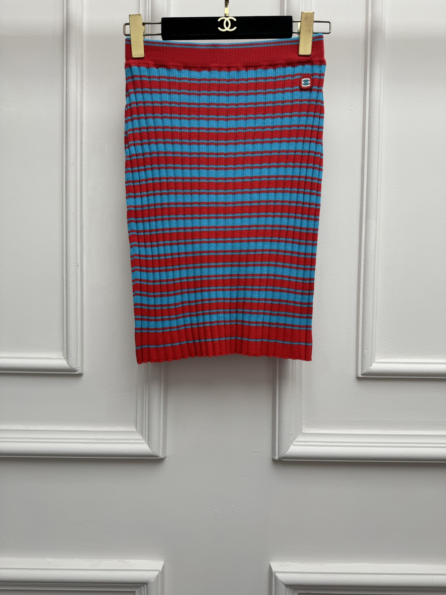 NO:836861,Spring and summer new styles are available. Xiangjia colorful striped skirt 2026 beach series. Elastic elastic waist design. Three-dimensional double C logo contrasting embellishment. Colorful stripes contrasting colors. Age-reducing and fashionable. Custom-dyed cotton blend fabric. Comfortable and skin-friendly. Mid-length hip-hugging skirt version. The upper body is slim and elegant. Sizes SML,,chanel,skirts,19860909春夏新款上新啦 香家彩色条纹半身裙 2026沙滩系列 松紧弹力腰头设计 立体双C徽标撞色点缀 彩色条纹撞色 减龄时髦洋气 定染棉质混纺面料 舒适亲肤 中长款包臀裙版型 上身显瘦又气质 尺码SML,,chanel,skirts,,Women's clothing