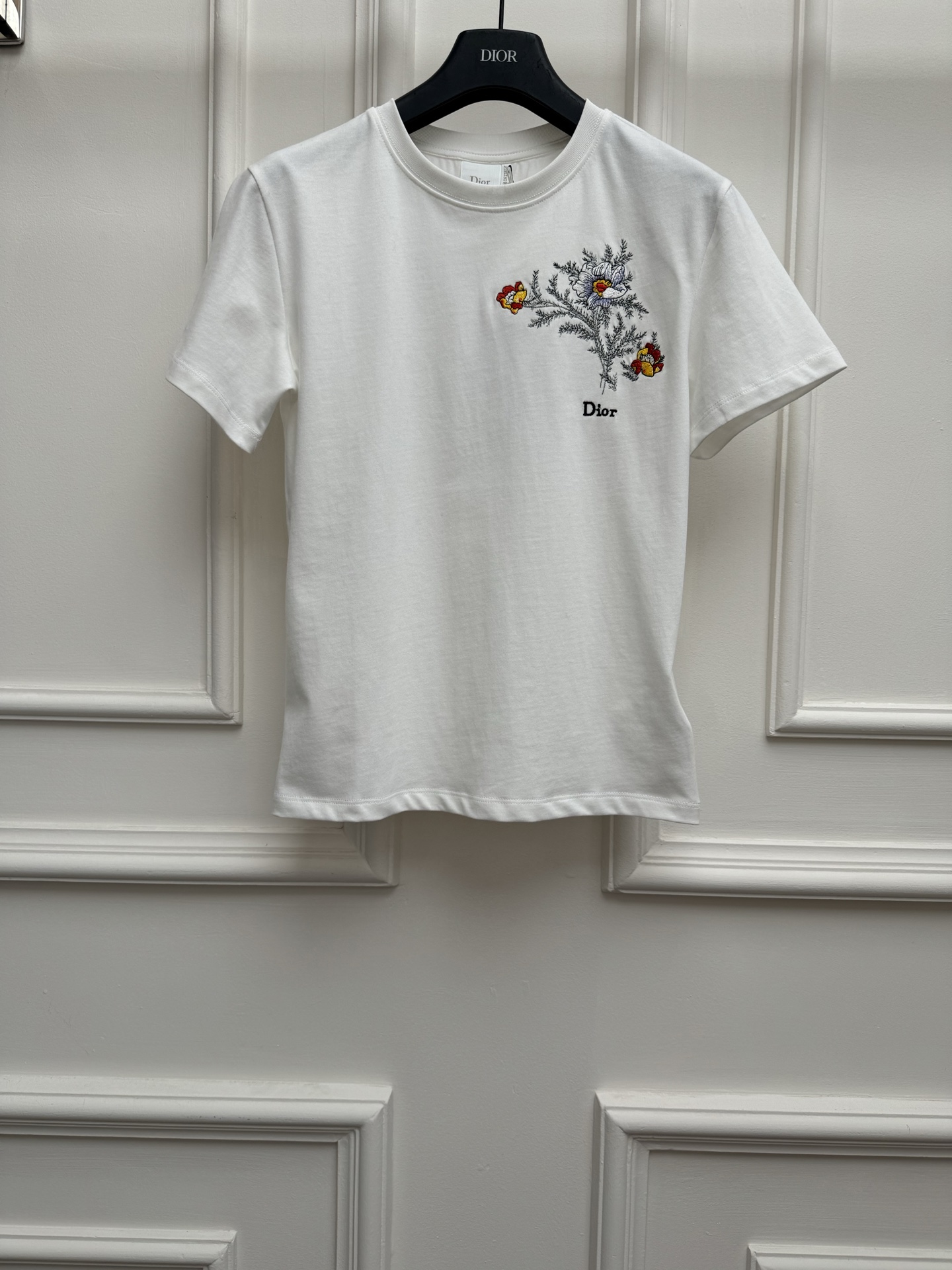 NO:836875,New spring and summer new styles are available. D family floral embroidered T-shirt 2026 spring and summer series. Round neck neck design. Exquisite flower and grass embroidery patterns. Precision three-dimensional. Customized pure cotton fabric. Comfortable, breathable and skin-friendly. Normal fit. The upper body looks slim and elegant. Sizes SML, dior, tees, t-shirt,19860909春夏新款上新啦 D家花卉刺绣T恤 2026春夏系列 圆领领口设计 精致的花草刺绣图案 精密立体 定制纯棉面料 舒适透气亲肤 正常版型 上身显瘦又气质 尺码SML,,dior,tees，t-shirt,,Women's clothing