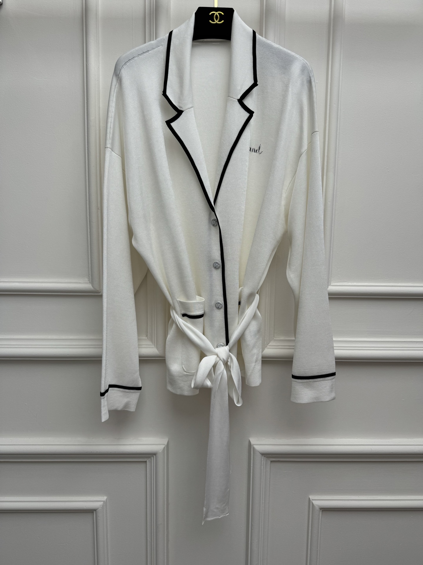 NO:872999,The higher version is shipped. Chanel lace-up knitted cardigan 2026 spring and summer preview series. Lapel color block neckline. Black and white color block. Letter logo embroidery embellishment. Lazy and fashionable high-end. Customized knitted fabric. Cool and comfortable. Straight fit. Lace-up waist. The upper body looks slim and elegant. Size SML,,chanel,19860909高版本出货啦 香家系带针织开衫 2026春夏预告系列 翻领拼色领口 黑白拼色 字母logo刺绣点缀 慵懒时髦高级 定制针织面料 冰凉舒适 直筒版型 系带收腰 上身显瘦又气质 尺码SML,,chanel,,Women's clothing
