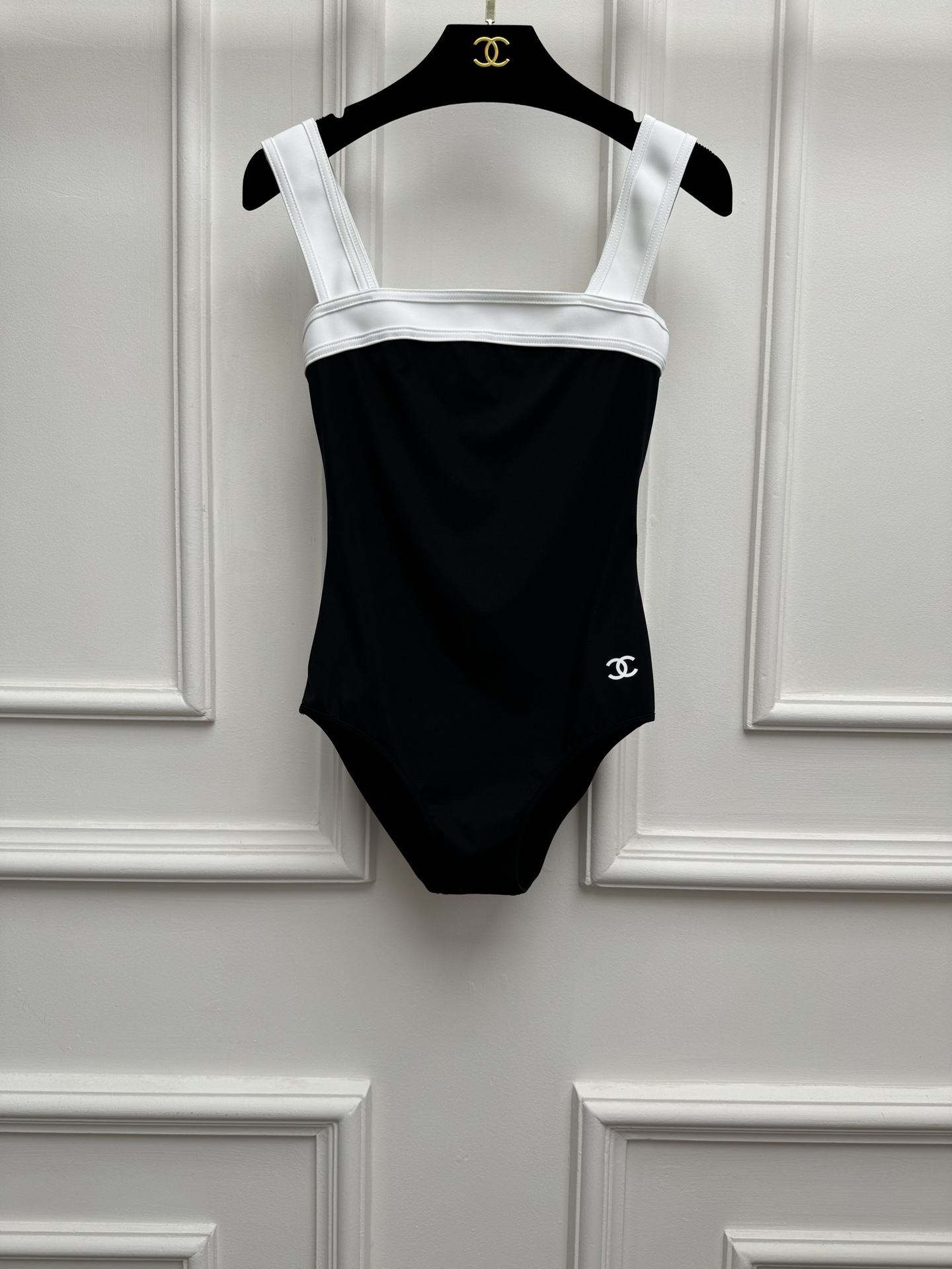 NO:872937,New spring and summer styles are available. Xiangjia one-piece suspender swimsuit 2026 spring and summer series. Black and white contrasting splicing design. Classic double C print pattern embellishment. Fashionable and advanced. It can be used as a swimsuit in the water. It can be used as a vest for daily use. A rare treasure item. Sizes SML, chanel, swimsuits,19860909春夏新款上新啦 香家连体吊带泳衣 2026春夏系列 黑白撞色拼接设计 经典双C印花图案点缀 时髦又高级 既能下水当泳衣 日常可当背心 不可多得的宝藏单品 尺码SML,,chanel,swimsuits,,Women's clothing