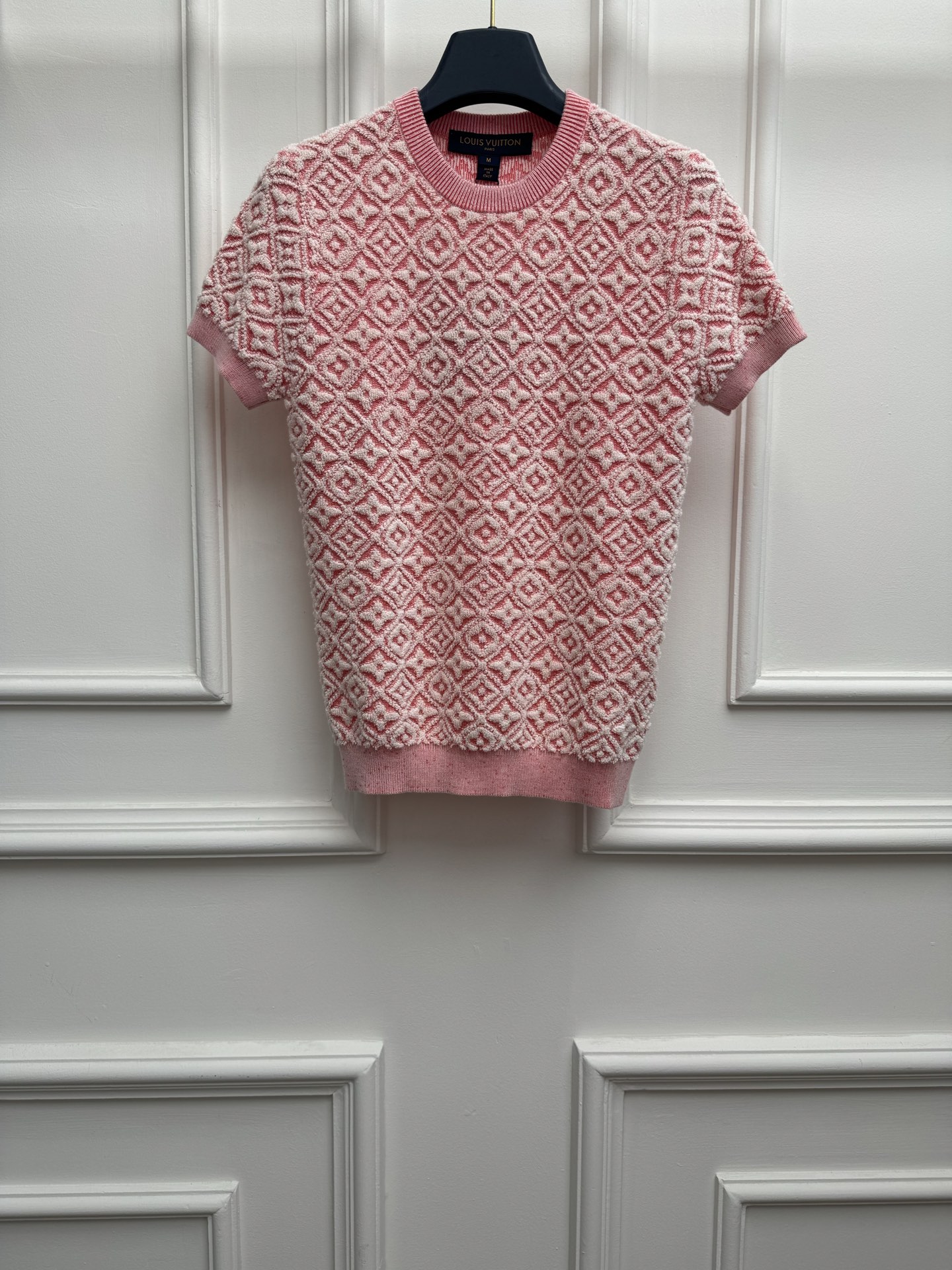 NO:837641,Spring and summer new styles are available. L's jacquard knitted short sleeves 2026 spring and summer vacation series. Round neck ribbed neckline design. Classic old flower jacquard pattern. Pink color is gentle and sweet. Wool blended knitted fabric. Soft and comfortable. Short version. The upper body is slim and elegant. Sizes SML, Louis Vuitton, T-shirt,19860909春夏新款上新啦 L家提花针织短袖 2026春夏度假系列 圆领罗纹领口设计 经典老花提花图案 粉色配色温柔甜美 羊毛混纺针织面料 柔软舒适 短款版型 上身显瘦又气质 尺码SML,,louis vuitton,T-shirt,,Women's clothing