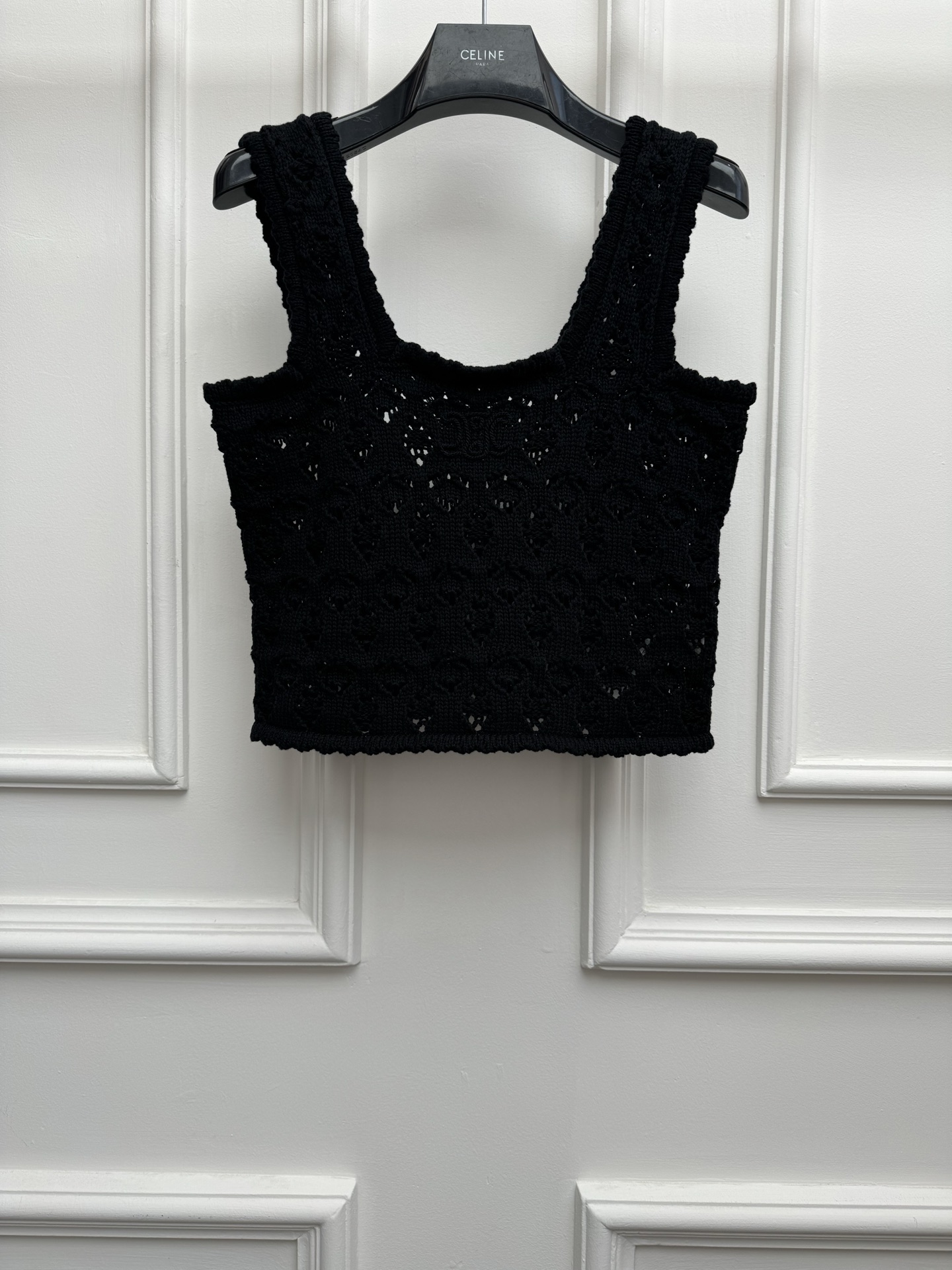 NO:868436,The higher version has been shipped. CL Arc de Triomphe hollow vest 2026 spring and summer series. Hollow weaving design. Arc de Triomphe logo embellishment on the chest. Lazy and high-end. Cotton knitted fabric. Short version. The upper body is slim and fashionable. A must-have for hot girls. Size SML,,19860909高版本出货啦 CL凯旋门镂空背心 2026春夏系列 镂空编织设计 胸前凯旋门logo点缀 慵懒又高级 棉质针织面料 短款版型 上身显瘦又时髦 辣妹必备 尺码SML,,,Women's clothing