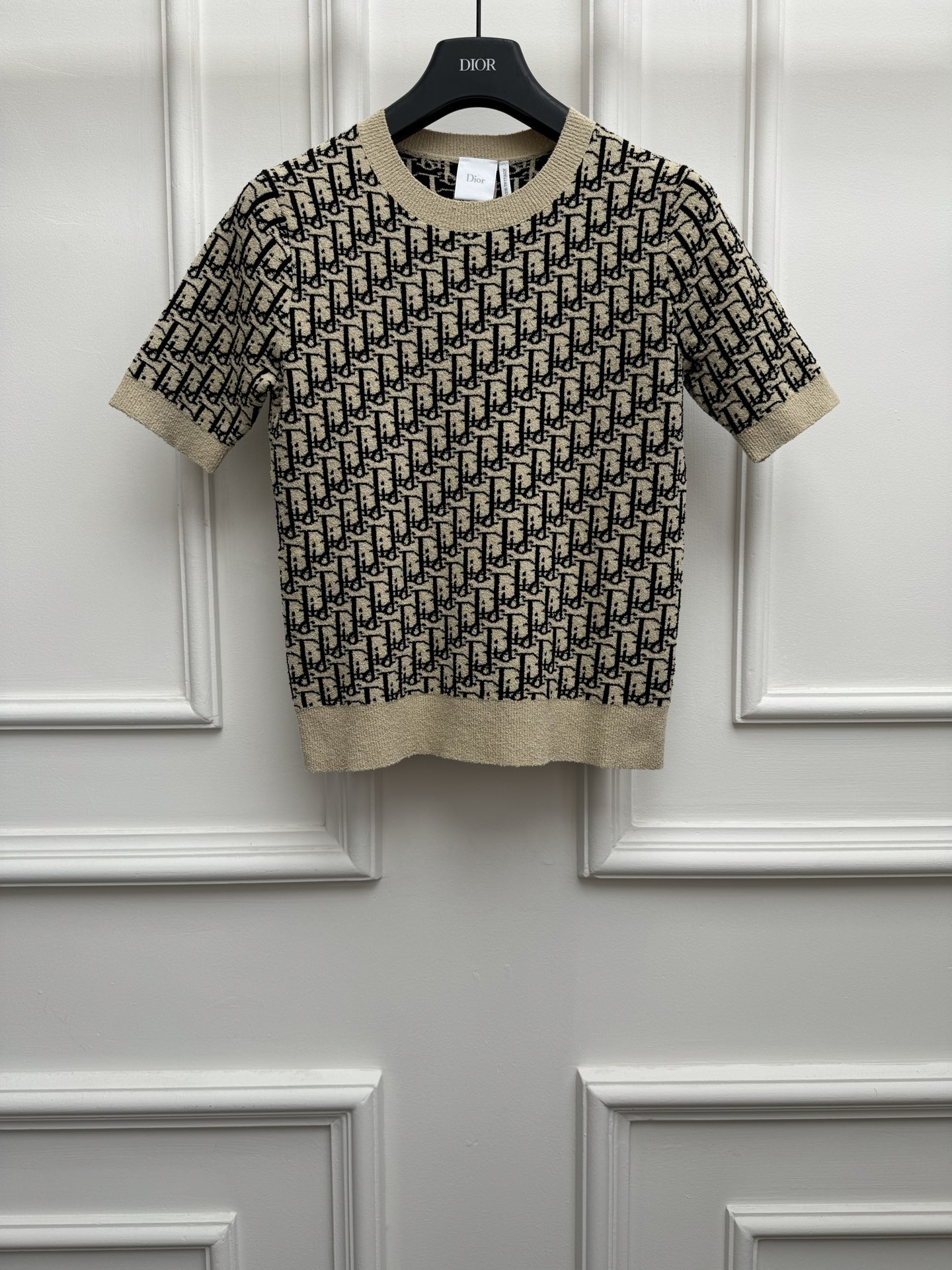 NO:838239,New spring and summer new styles are available. D's presbyopic knitted short-sleeved 2026 spring and summer series. Round neck design. Fully printed presbyopic jacquard pattern. Full sense of luxury. Cotton blended knitted fabric. Slim fit. The upper body is slim and elegant. Sizes are SML, dior, T-shirt,19860909春夏新款上新啦 D家老花针织短袖 2026春夏系列 圆领领口设计 满印老花提花图案 高级感十足 棉混纺针织面料 修身版型 上身显瘦又气质 尺码SML,,dior,T-shirt,,Women's clothing
