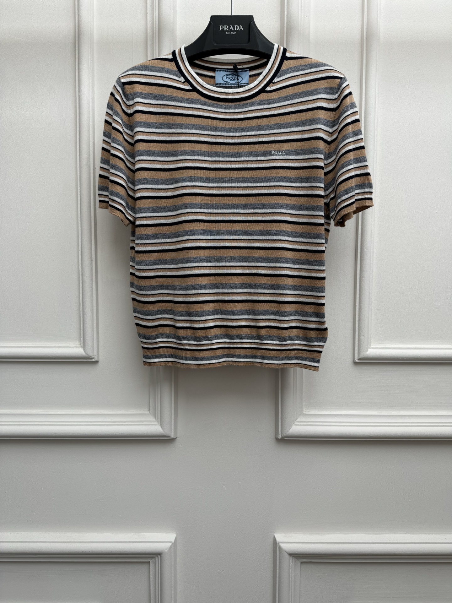 NO:838252,Spring and summer new styles are available. P's striped knitted short-sleeved 2826 spring and summer series. Round neck design. Letter logo embroidery embellishment. Contrast color stripes reduce age and fashionable style. Silk-cotton blended knitted fabric. Lightweight and comfortable. Slim fit. The upper body is slim and elegant. Size SML, T-shirt,19860909春夏新款上新啦 P家条纹针织短袖 2826春夏系列 圆领领口设计 字母logo刺绣点缀 撞色条纹减龄时髦洋气 丝棉混纺针织面料 轻薄舒适 修身版型 上身显瘦又气质 尺码SML,,T-shirt,,Women's clothing