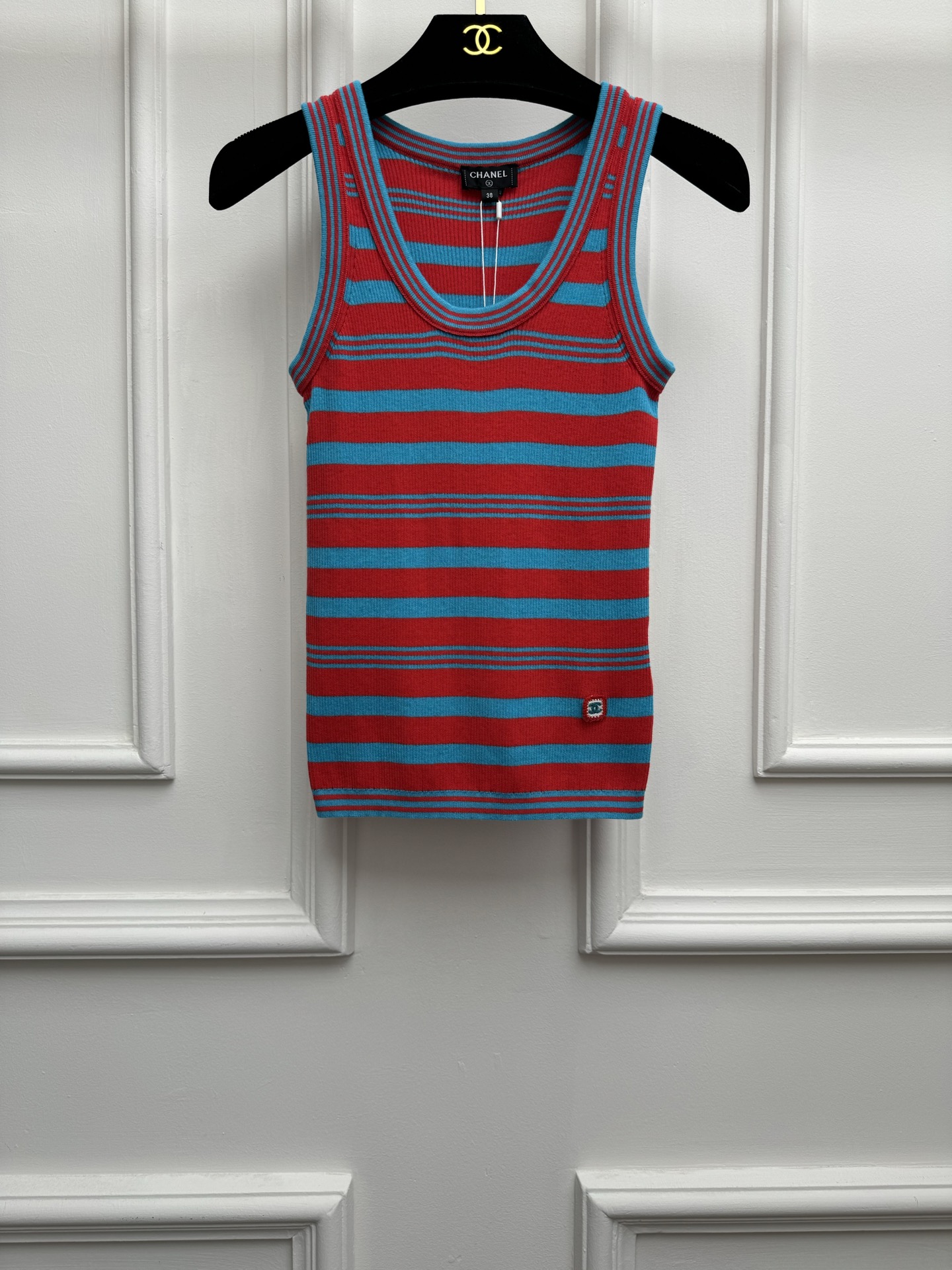 NO:838201,Spring and summer new styles are available. Xiangjia colorful striped vest 2026 beach series. Versatile U-shaped neckline. Double C logo decoration. Colorful striped color matching. Fashionable and trendy for younger people. Customized cotton blended knitted fabric. Comfortable and skin-friendly. Stretch slim fit. The upper body is slim and versatile. Size SML,,chanel,19860909春夏新款上新啦 香家彩色条纹背心 2026沙滩系列 百搭U字领领口 双C徽标装饰点缀 彩色条纹配色 减龄时髦洋气 定制棉质混纺针织面料 舒适亲肤 弹力修身版型 上身显瘦又百搭 尺码SML,,chanel,,Women's clothing
