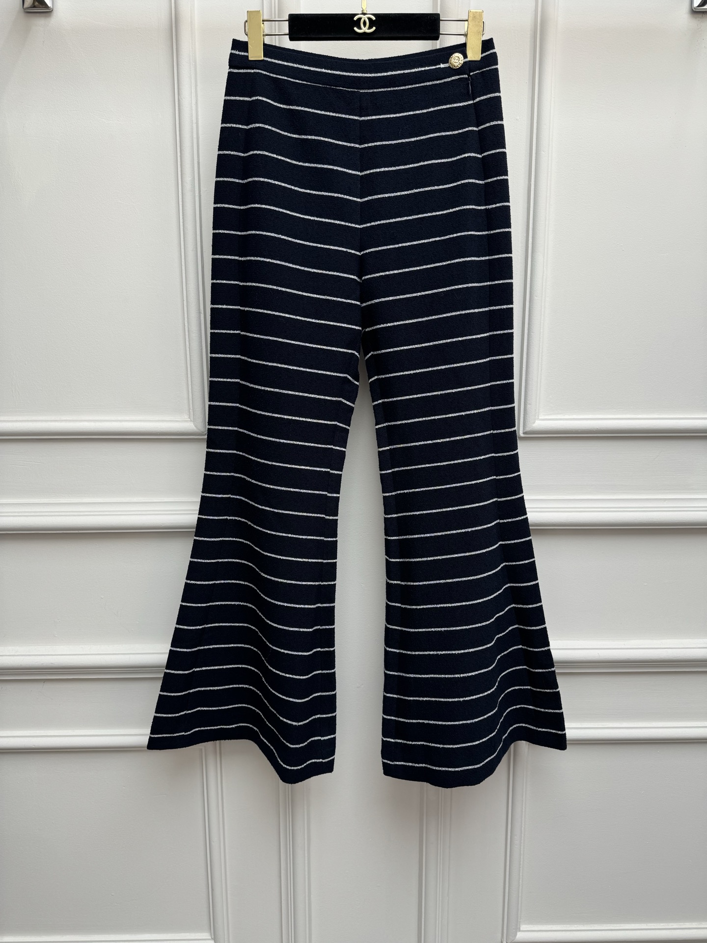 NO:909037,New styles for early spring are available. Chanjia striped straight trousers 2026 spring and summer series. Side zipper design. Classic blue and white stripe color. Double C button decoration. Retro, fashionable and advanced. Made of cotton blended spandex fabric. Comfortable and crisp. High-waisted flared trousers. The upper body is slim and elegant. Size SML,,chanel,19860909早春新款上新啦 香家条纹直筒长裤 2026春夏系列 侧拉链设计 经典蓝白条纹配色 双C纽扣装饰点缀 复古时髦高级 采用棉混纺氨纶面料 舒适挺括 高腰喇叭裤版型 上身显瘦又气质 尺码SML,,chanel,,Women's clothing