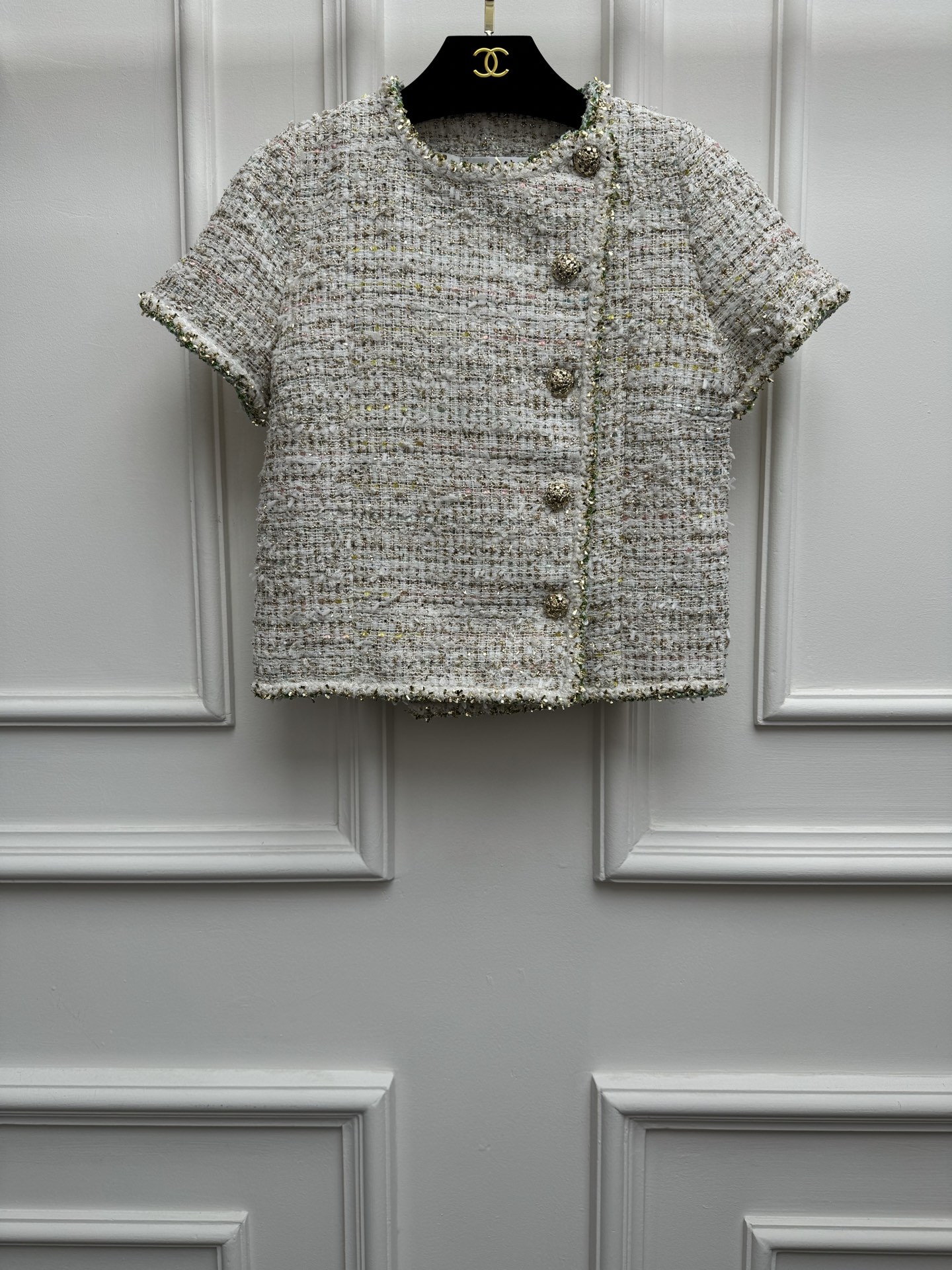 NO:909050,New styles for early spring are available!  Xiangjia side-button short-sleeved jacket 2026 early spring vacation series. Piping tweed side-button design. Retro gold buckle decoration. Gold thread bright silk weaving. Full of high-end sense. Full of nobility. Customized tweed fabric. Silk lining. Slim fit. Upper body looks slim and elegant. Complete trademarks. Sizes SML, chanel, jackets & coats, T-shirt, real silk,19860909早春新款上新啦！ 香家侧扣短袖外套 2026早春度假系列 滚边花呢侧扣设计 复古金扣装饰点缀 金线亮丝编织 满满高级感 贵气十足 定制粗花呢面料 真丝里衬 修身版型 上身显瘦又气质 商标齐全 尺码SML,,chanel,jackets & coats,T-shirt,real silk,,Women's clothing