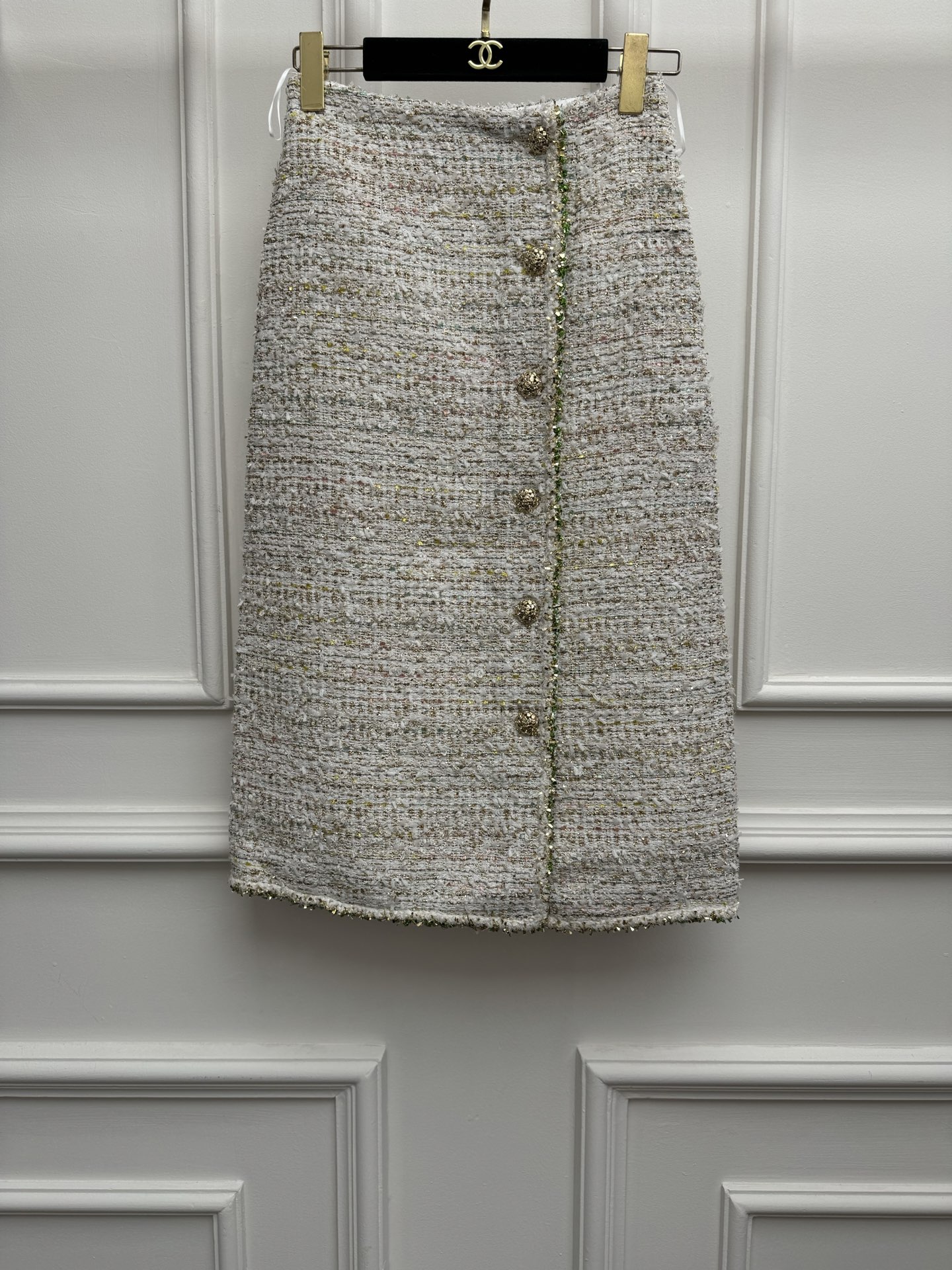 NO:909045,New styles for early spring are available. Xiangjia side-button skirt 2026 spring and summer series. Piping tweed side-button design. Retro golden mouth decoration. Gold thread bright silk weaving. Full sense of luxury. Full of nobility. Customized tweed fabric. Silk lining. Mid-length skirt version. The upper body is slim and elegant. Sizes SML,,chanel,skirts,real silk,19860909早春新款上新啦 香家侧扣半身裙 2026春夏系列 滚边花呢侧扣设计 复古金口装饰点缀 金线亮丝编织 满满的高级感 贵气十足 定制粗花呢面料 真丝里衬 中长款半裙版型 上身显瘦又气质 尺码SML,,chanel,skirts,real silk,,Women's clothing