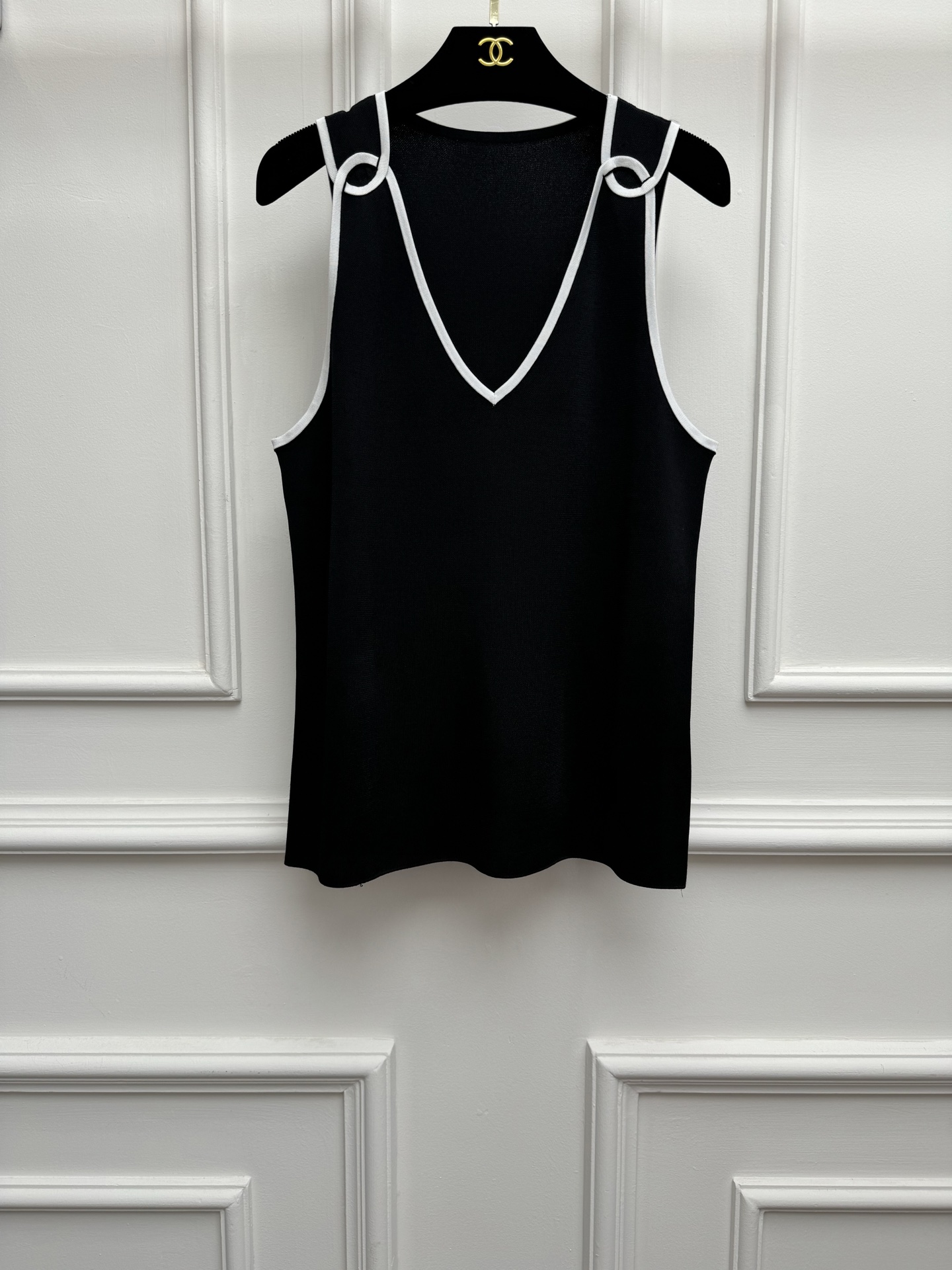 NO:872946,New styles for early spring are available. Chanel contrast V-neck vest 2026 spring and summer series. Temperamental V-neck design. Black and white lines contrasting trim. Shoulder ring buckle design. Simple and advanced. Full of design sense. Can be worn alone or layered. Customized knitted fabric. Cool and comfortable. Loose fit. The upper body is slim and elegant. Size SML,,chanel,19860909早春新款上新啦 香家撞色V领背心 2026春夏系列 气质V领设计 黑白线撞色饰边 肩部环型扣设计 简约高级 满满的设计感 单穿或内搭都可以 定制针织面料 冰凉舒适 宽松版型 上身显瘦又气质 尺码SML,,chanel,,Women's clothing