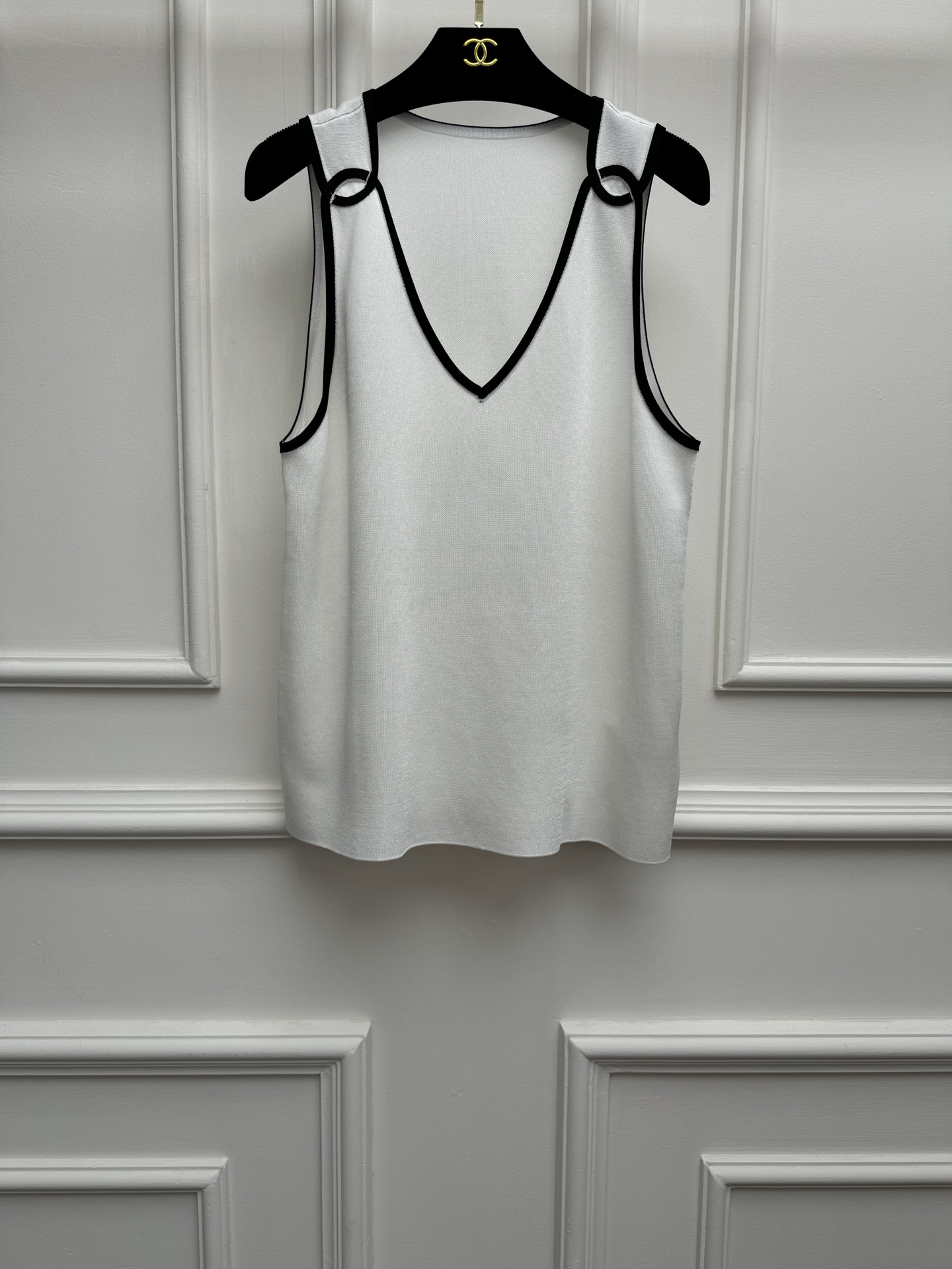 NO:872928,New styles for early spring are available. Chanel contrast V-neck vest 2026 spring and summer series. Temperamental V-neck design. Black and white lines contrasting trim. Shoulder ring buckle design. Simple and advanced. Full of design sense. Can be worn alone or layered. Customized knitted fabric. Cool and comfortable. Loose fit. The upper body is slim and elegant. Size SML,,chanel,19860909早春新款上新啦 香家撞色V领背心 2026春夏系列 气质V领设计 黑白线撞色饰边 肩部环型扣设计 简约高级 满满的设计感 单穿或内搭都可以 定制针织面料 冰凉舒适 宽松版型 上身显瘦又气质 尺码SML,,chanel,,Women's clothing