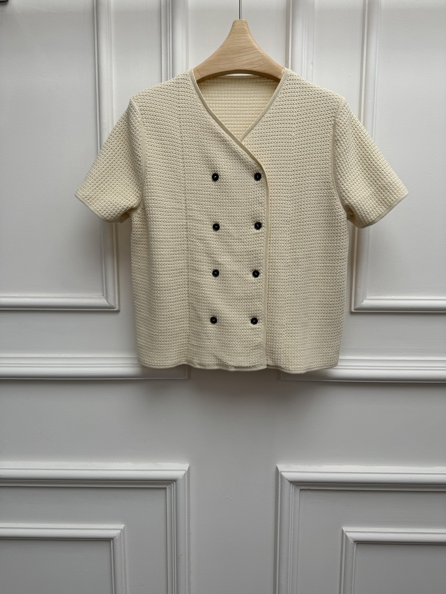 NO:838213,Spring and summer new styles are available. LP crochet knitted short sleeves. 2026 spring and summer series. V-neck double-breasted design. Waffle crochet texture. Exquisite three-dimensional. Gentle and high-end. Customized cotton fabric. Stiff and comfortable. Normal fit. The upper body is slim and elegant. Sizes SML, loro piana, T-shirt,19860909春夏新款上新啦 LP钩花针织短袖 2026春夏系列 V领双排扣设计 华夫格钩花纹理 精致立体 温柔高级 定制纯棉面料 挺括舒适 正常版型 上身显瘦又气质 尺码SML,,loro piana,T-shirt,,Women's clothing