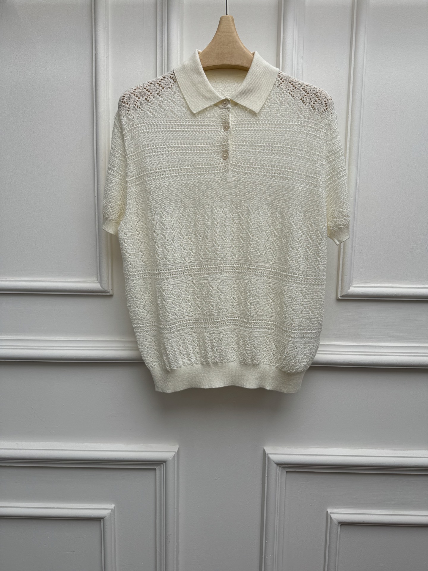 NO:838225,Spring and summer new styles are available, LP hollow knitted polo shirt, 2026 spring and summer series, classic polo collar, unique hollow hole jacquard craftsmanship, exquisite three-dimensional, gentle and high-end, full of old money style, wool blended knitted fabric, soft and comfortable, loose fit, the upper body is slim and elegant, size SML,, loro piana,19860909春夏新款上新啦 LP镂空针织polo衫 2026春夏系列 经典polo领领口 别致的镂空挑孔提花工艺 精致立体 温柔高级 老钱风满满 羊毛混纺针织面料 软糯舒适 宽松版型 上身显瘦又气质 尺码SML,,loro piana,,Women's clothing
