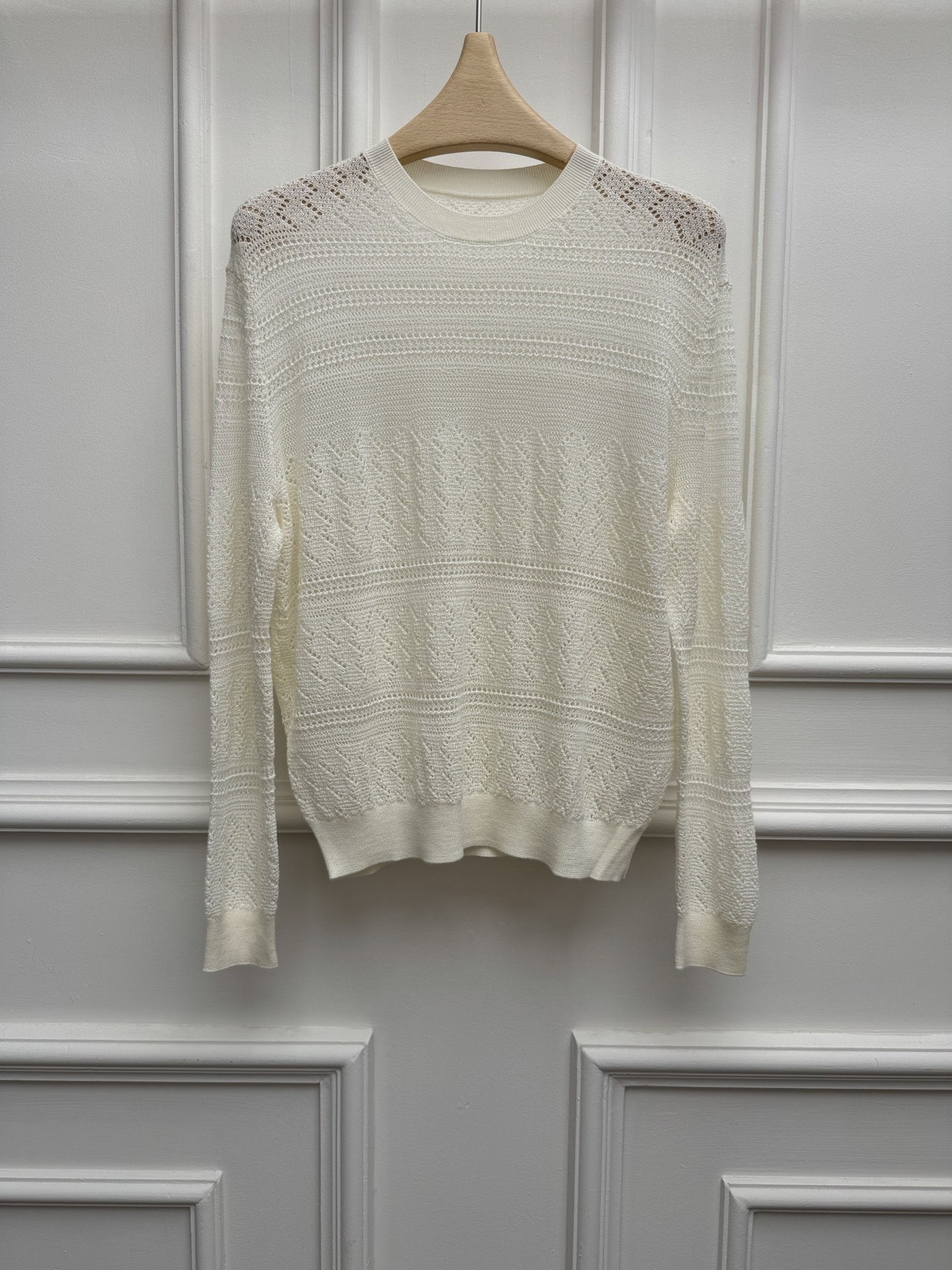 NO:838230,Spring and summer new styles are available. LP hollow jacquard sweater 2026 spring and summer series. Round neck and dropped shoulders. Unique hollow jacquard craftsmanship. Exquisite and three-dimensional. Gentle and high-end. Full of old money style. Wool blended knitted fabric. Soft and comfortable. Loose fit. The upper body is slim and elegant. Size SML, loro piana,19860909春夏新款上新啦 LP镂空提花针织衫 2026春夏系列 圆领落肩设计 别致的镂空挑孔提花工艺 精致立体 温柔高级 老钱风满满 羊毛混纺针织面料 软糯舒适 宽松版型 上身显瘦又气质 尺码SML,,loro piana,,Women's clothing