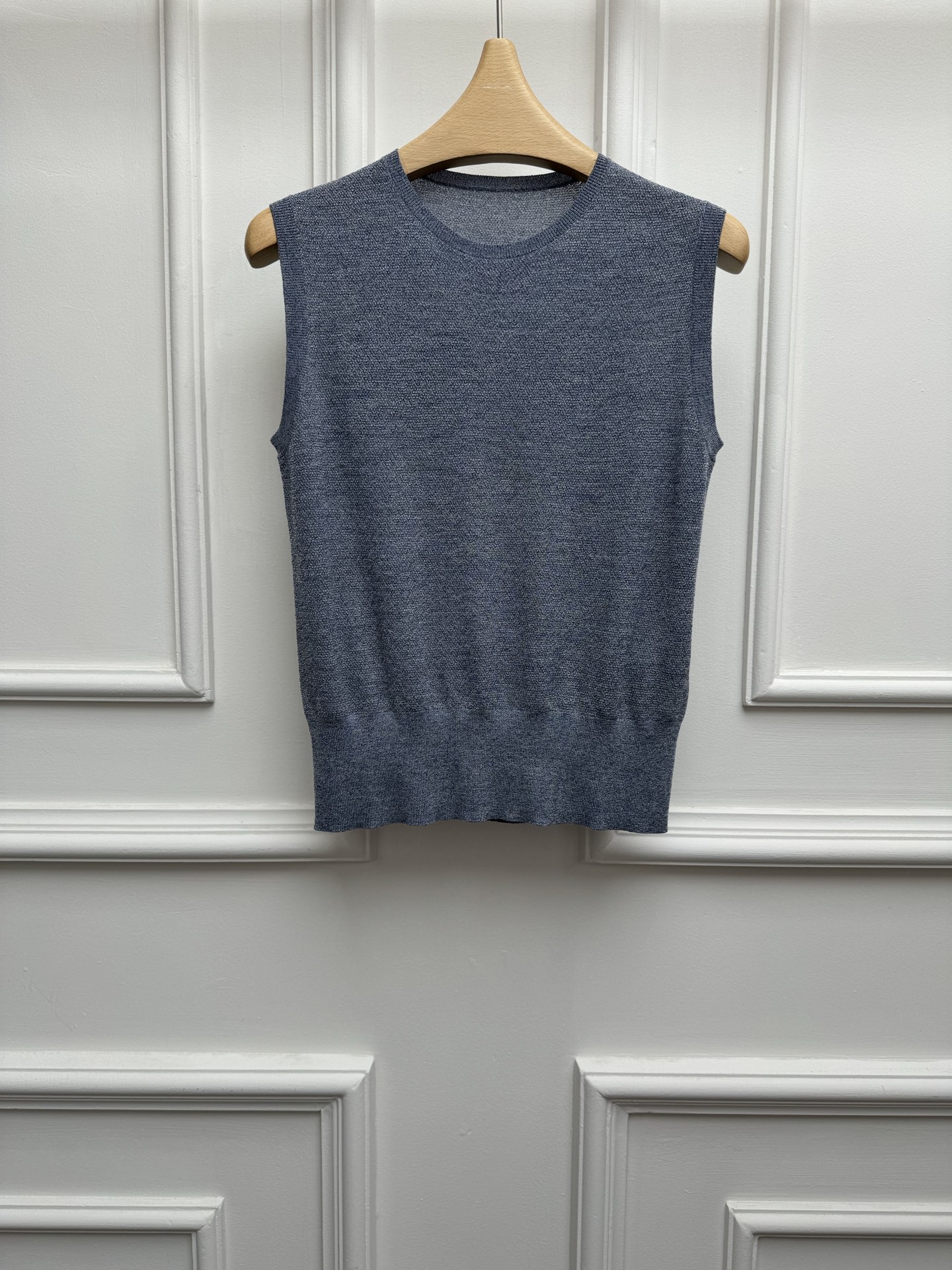 NO:838237,New spring and summer styles are available. LP gray knitted vest. 2026 spring and summer series. Round neck design. Simple yet distinctive. Full of high-end feel. Customized wool blended knitted fabric. Soft, comfortable and skin-friendly. Short version. The upper body is slim and elegant. Size SML, loro piana,19860909春夏新款上新啦 LP灰色针织背心 2026春夏系列 圆领领口设计 简约不失特色 满满的高级感 定制羊毛混纺针织面料 柔软舒适亲肤 短款版型 上身显瘦又气质 尺码SML,,loro piana,,Women's clothing