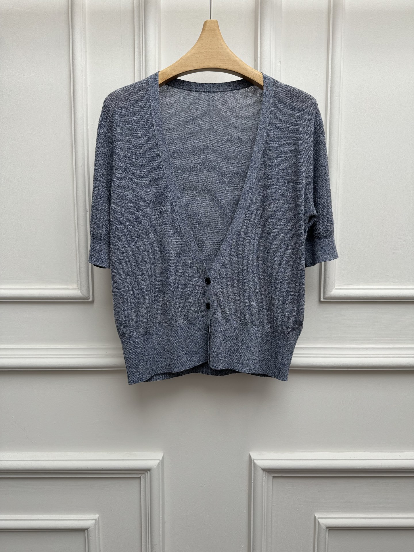 NO:838243,New spring and summer styles are available. LP gray knitted short-sleeved cardigan 2026 spring and summer series. Temperamental V-neck design. Simple yet distinctive. Full of high-end feel. Customized wool blended knitted fabric. Soft, comfortable and skin-friendly. Short version. The upper body is slim and elegant. Sizes SML, loro piana, T-shirt,19860909春夏新款上新啦 LP灰色针织短袖开衫 2026春夏系列 气质V领设计 简约不失特色 满满的高级感 定制羊毛混纺针织面料 柔软舒适亲肤 短款版型 上身显瘦又气质 尺码SML,,loro piana,T-shirt,,Women's clothing