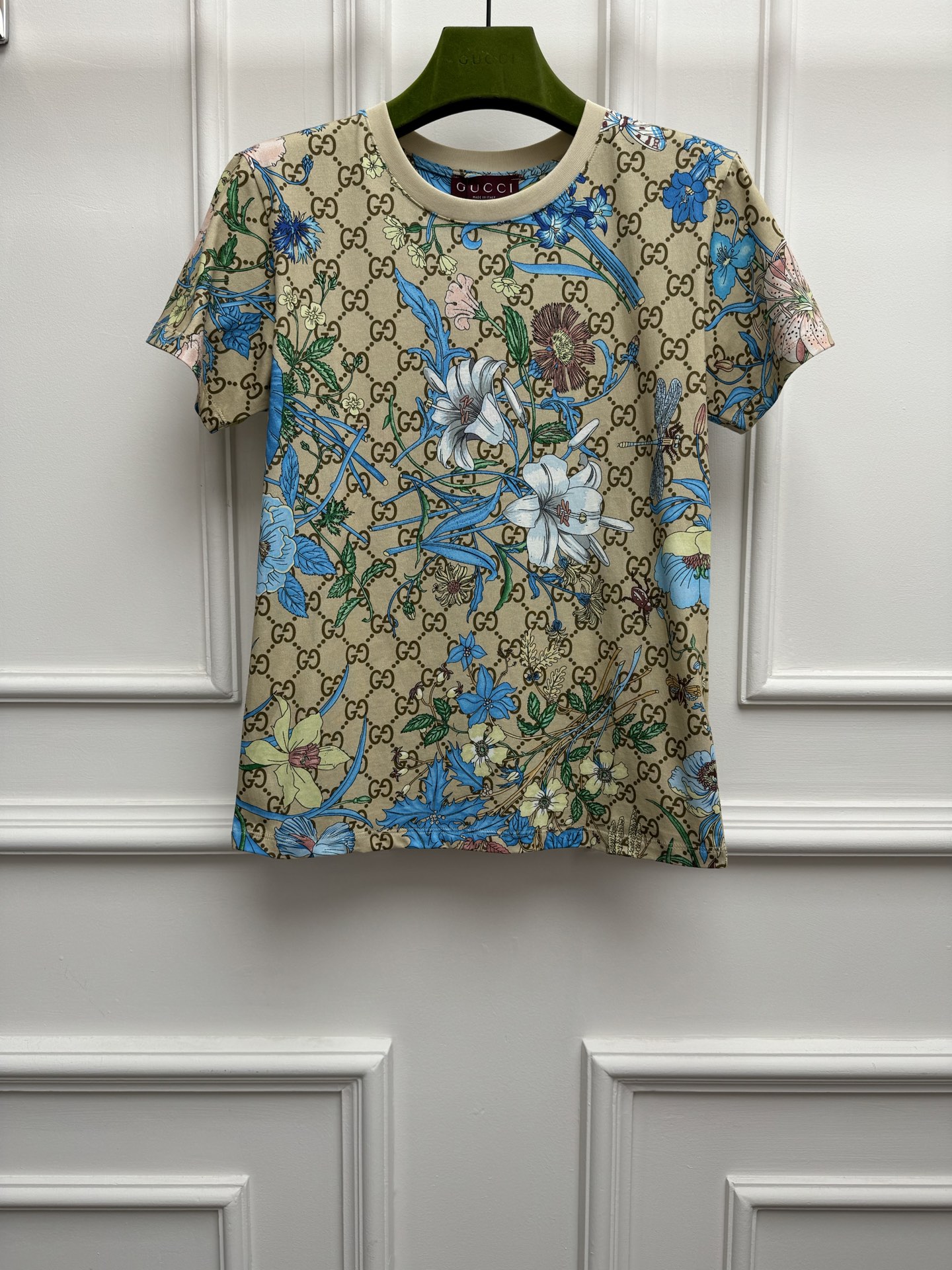 NO:839485,New spring and summer styles are available. G family floral print T-shirt 2026 spring and summer series. Round neck design. Classic double G presbyopia + colorful floral print pattern. Retro and high-end. Imported pure cotton fabric. Comfortable and skin-friendly. Loose fit. The upper body is slim and elegant. Sizes are SML, gucci, tees, t-shirt,19860909春夏新款上新啦 G家花卉印花T恤 2026春夏系列 圆领领口设计 经典双G老花+彩色花卉印花图案 复古高级 进口纯棉面料 舒适亲肤 宽松版型 上身显瘦又气质 尺码SML,,gucci,tees，t-shirt,,Women's clothing